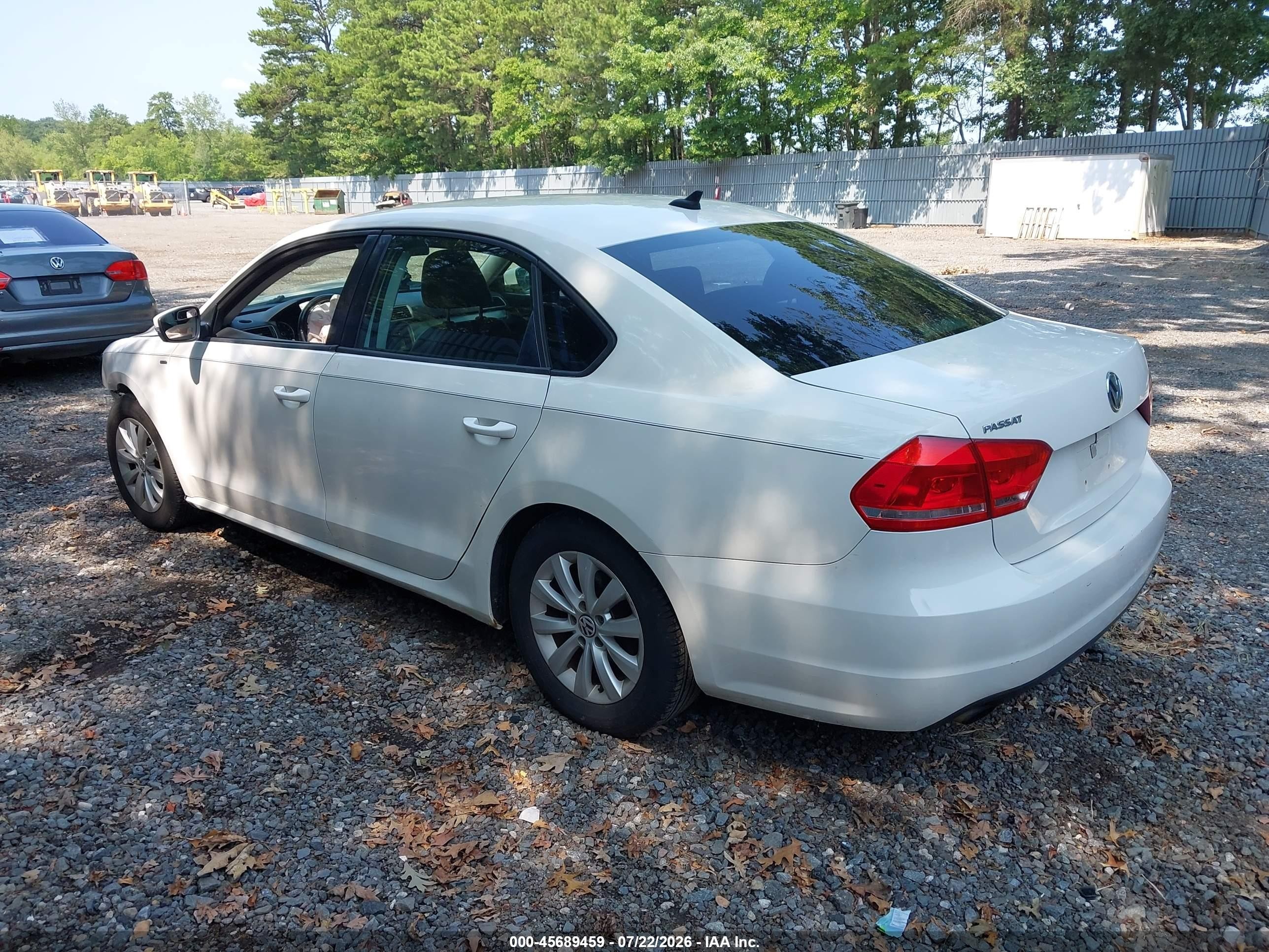 2015 Volkswagen Passat 1.8t Wolfsburg Edition White vin: 1VWAT7A39FC059940
