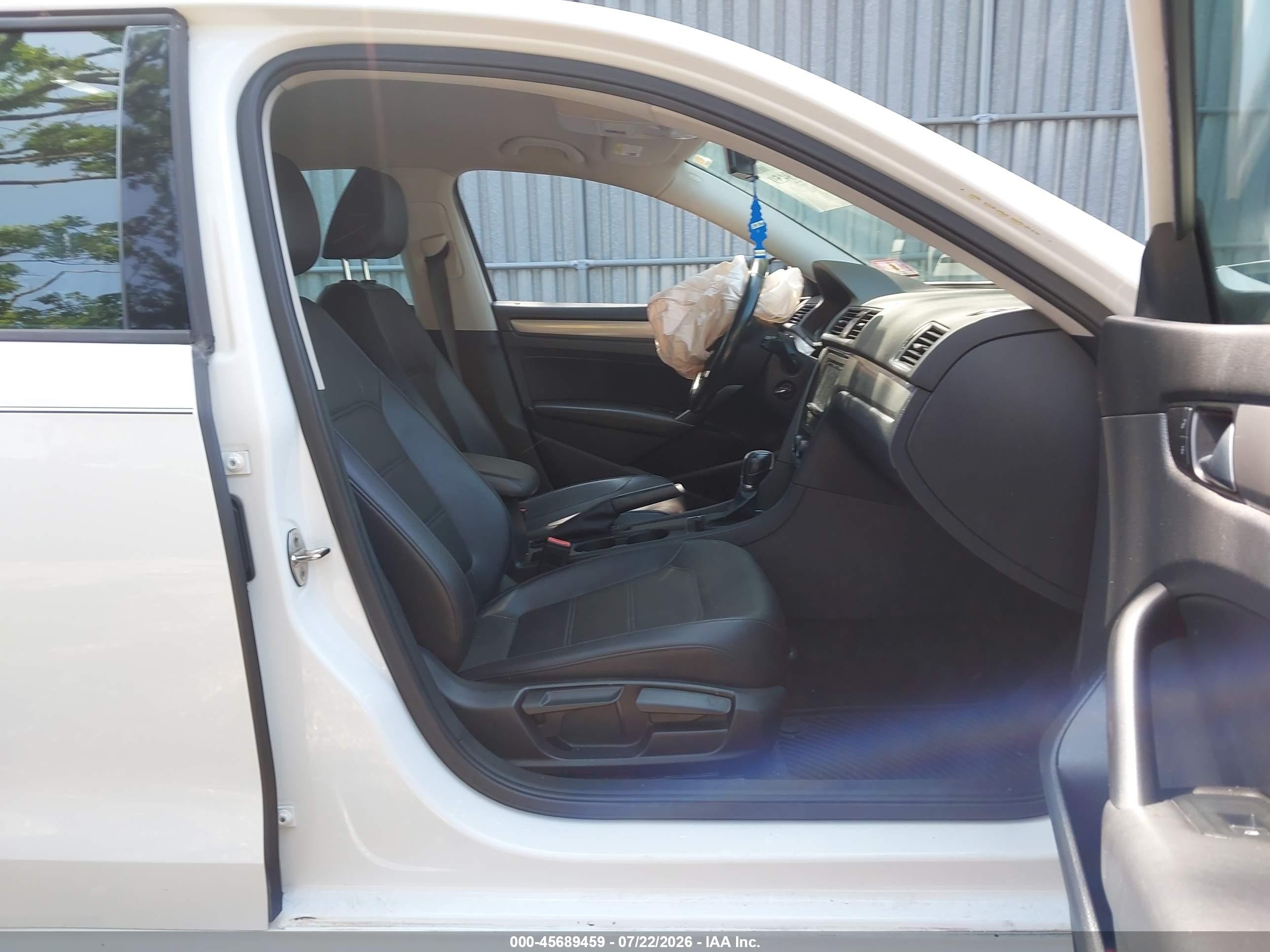 2015 Volkswagen Passat 1.8t Wolfsburg Edition White vin: 1VWAT7A39FC059940
