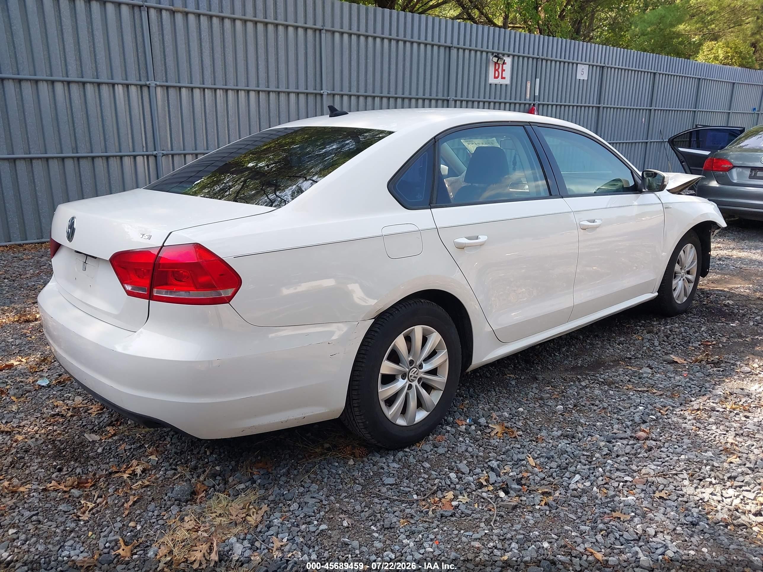 2015 Volkswagen Passat 1.8t Wolfsburg Edition White vin: 1VWAT7A39FC059940
