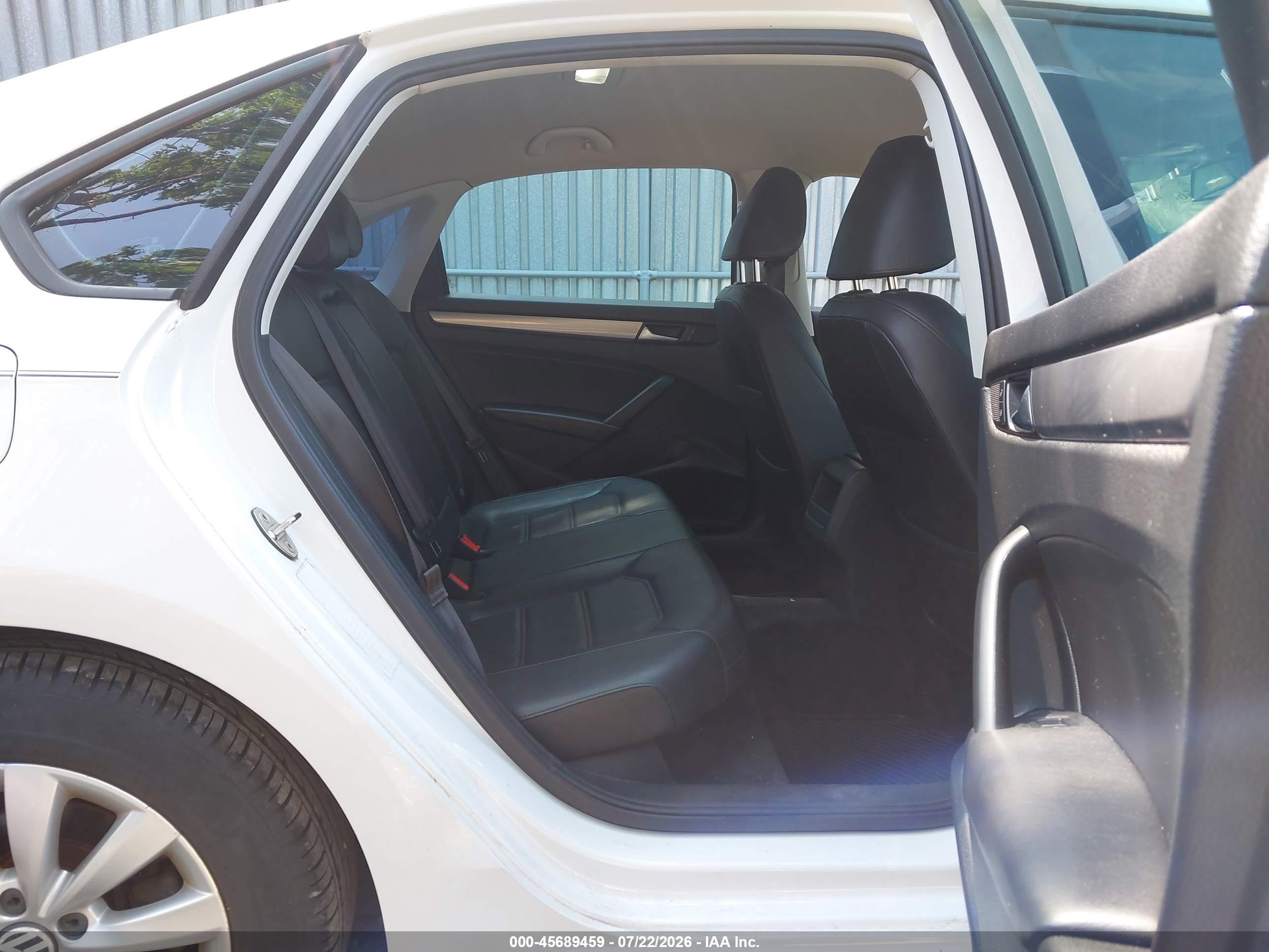 2015 Volkswagen Passat 1.8t Wolfsburg Edition White vin: 1VWAT7A39FC059940