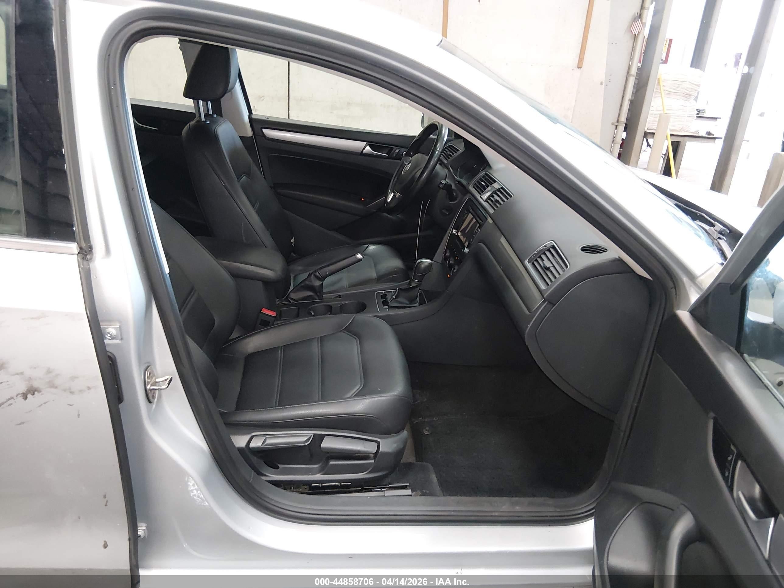 2015 Volkswagen Passat 1.8t Limited Edition Silver vin: 1VWAT7A39FC092551