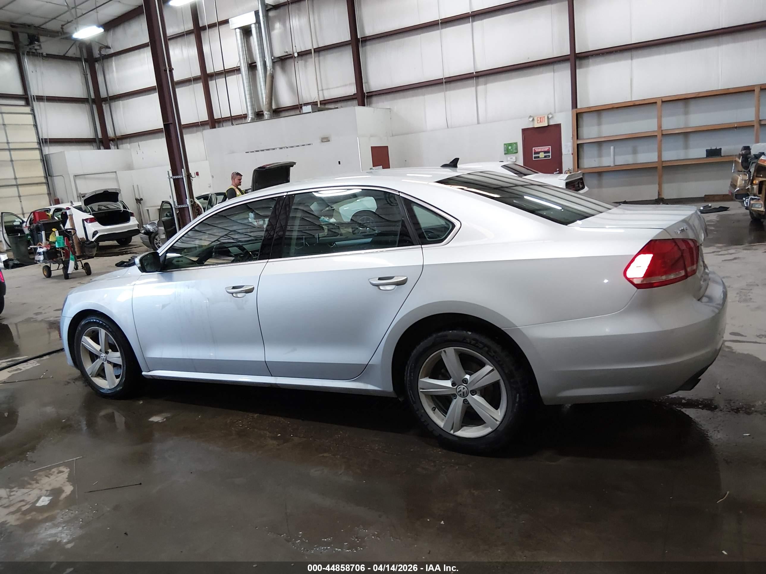 2015 Volkswagen Passat 1.8t Limited Edition Silver vin: 1VWAT7A39FC092551