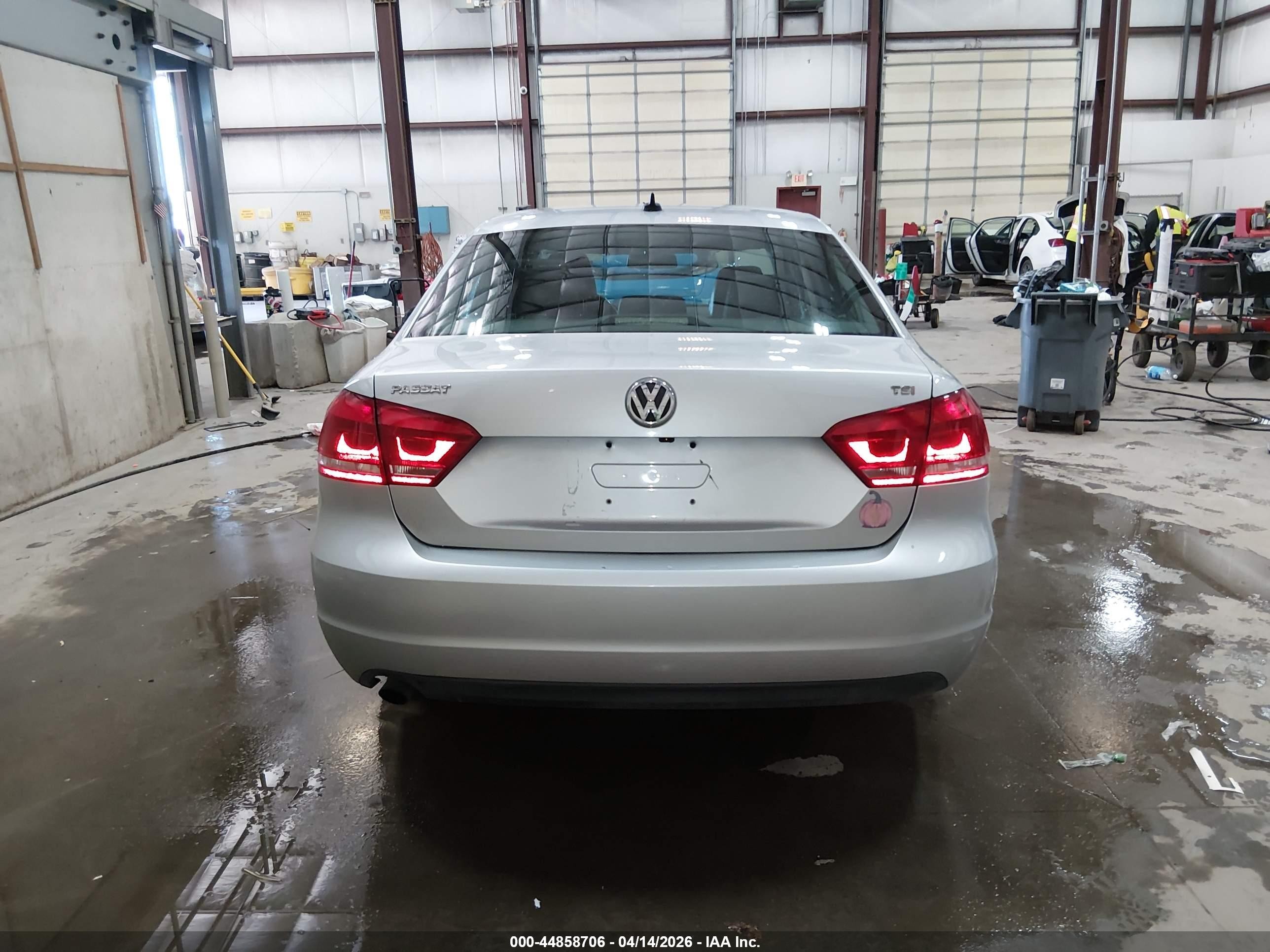2015 Volkswagen Passat 1.8t Limited Edition Silver vin: 1VWAT7A39FC092551