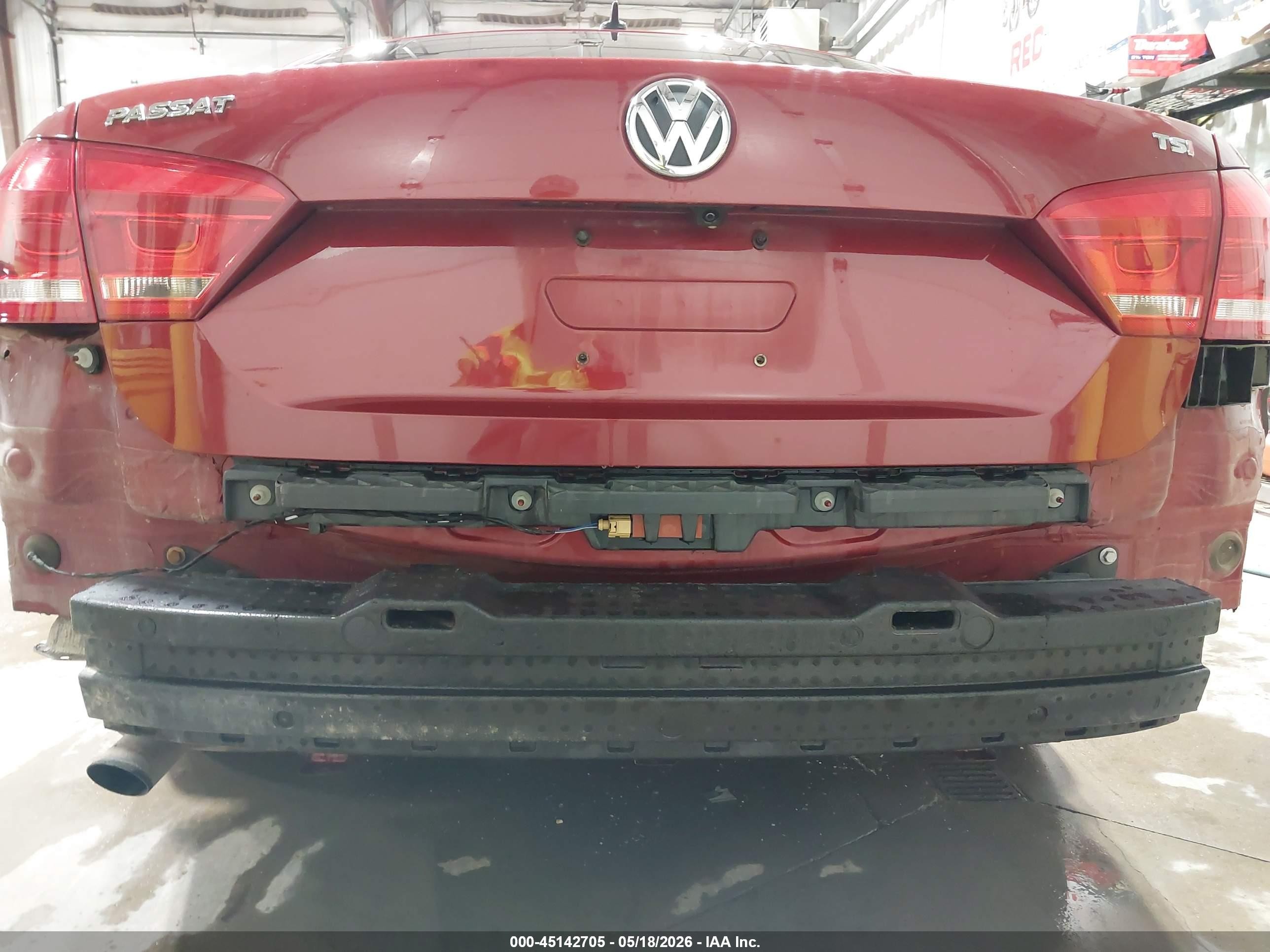 2015 Volkswagen Passat 1.8t Limited Edition Red vin: 1VWAT7A39FC120929