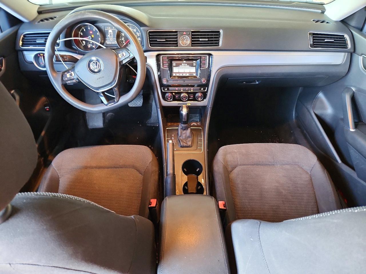 2017 Volkswagen Passat S Серый vin: 1VWAT7A39HC039089