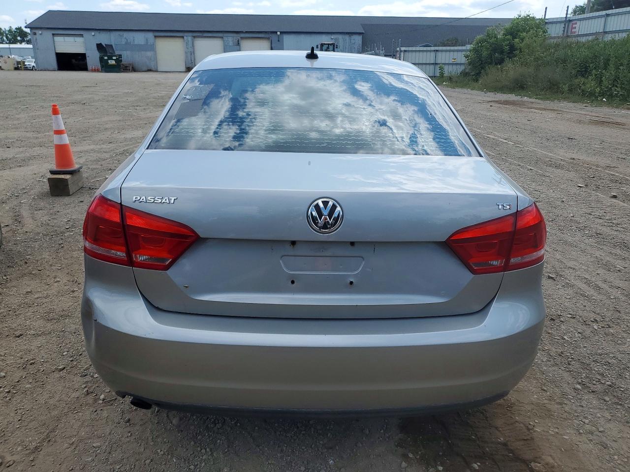 2014 Volkswagen Passat S Silver vin: 1VWAT7A3XEC032857