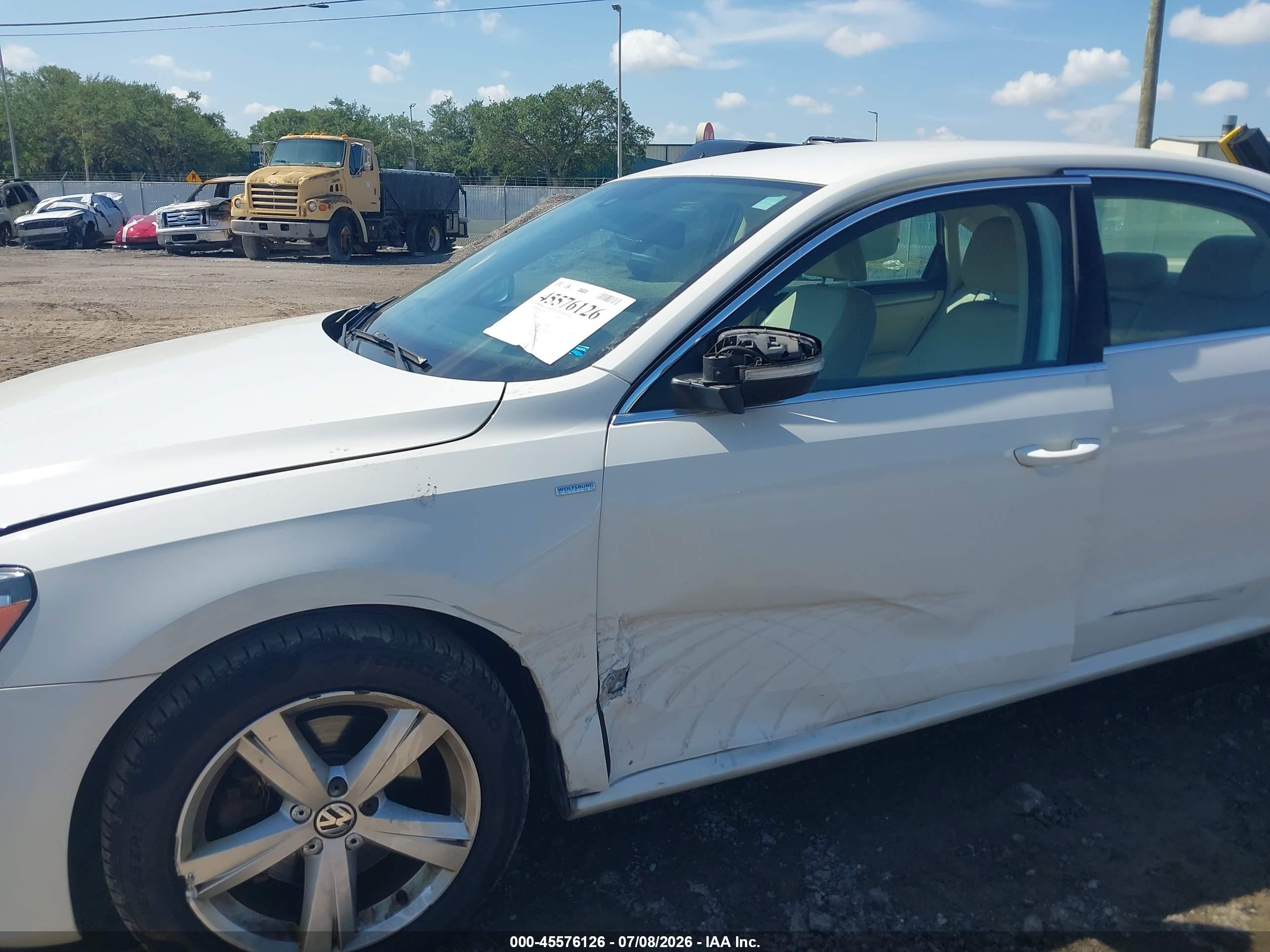 2014 Volkswagen Passat 1.8t Wolfsburg Edition White vin: 1VWAT7A3XEC038755