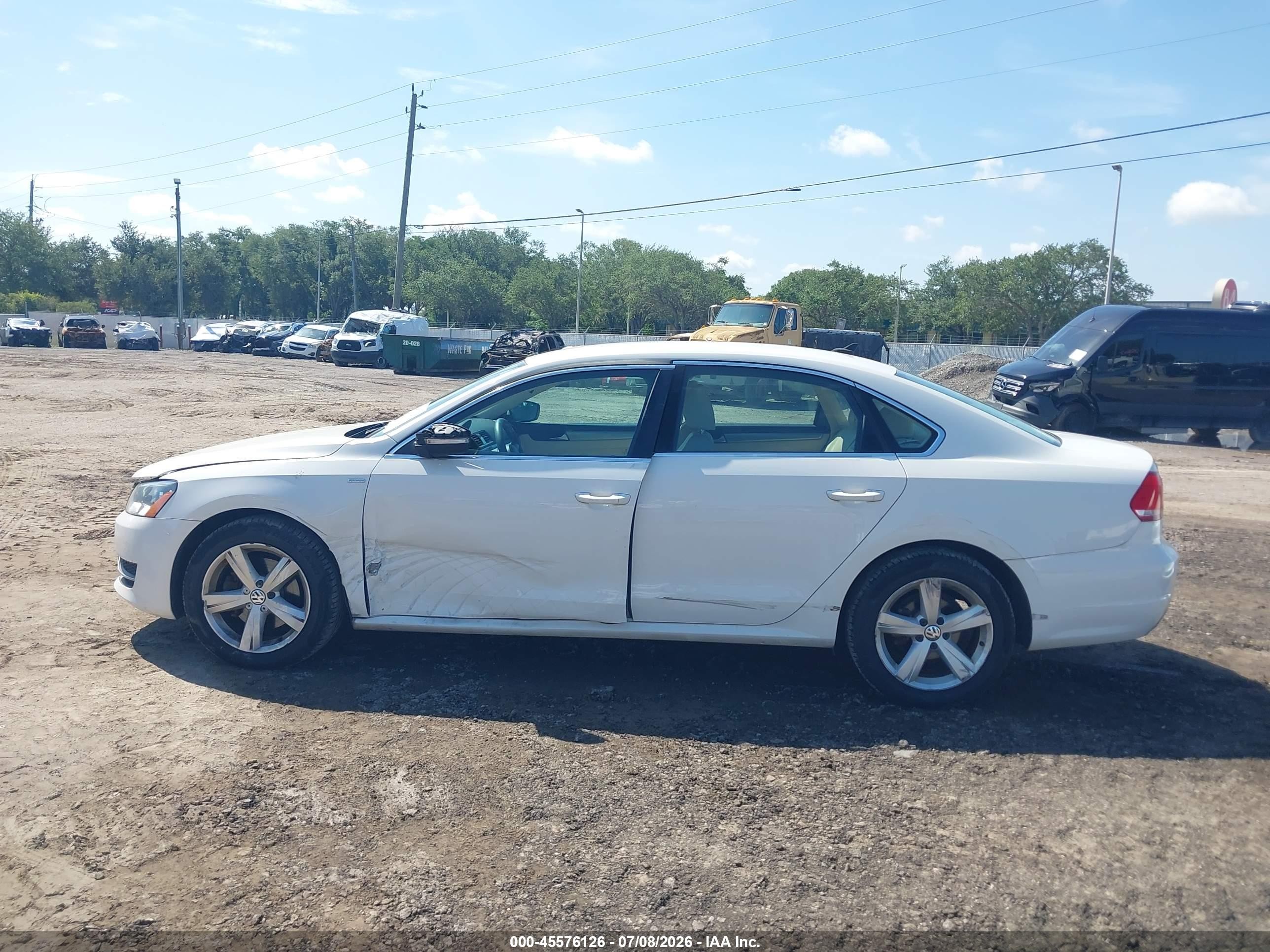 2014 Volkswagen Passat 1.8t Wolfsburg Edition White vin: 1VWAT7A3XEC038755