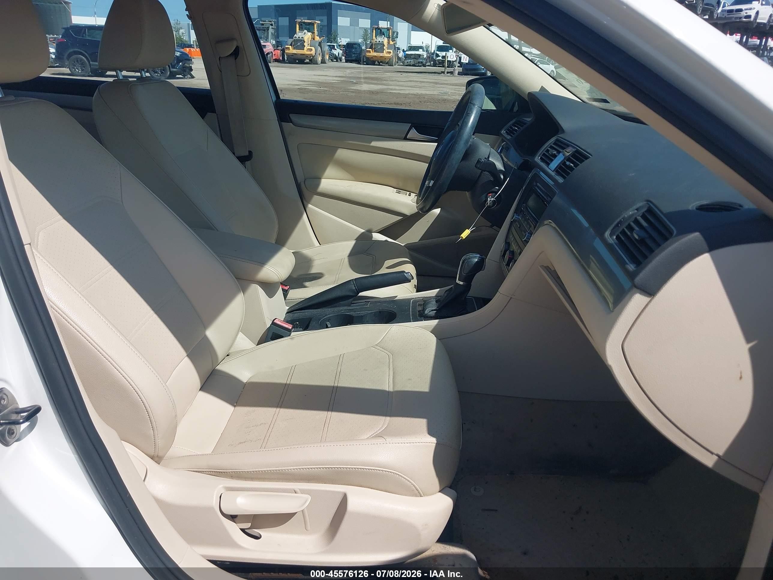 2014 Volkswagen Passat 1.8t Wolfsburg Edition White vin: 1VWAT7A3XEC038755