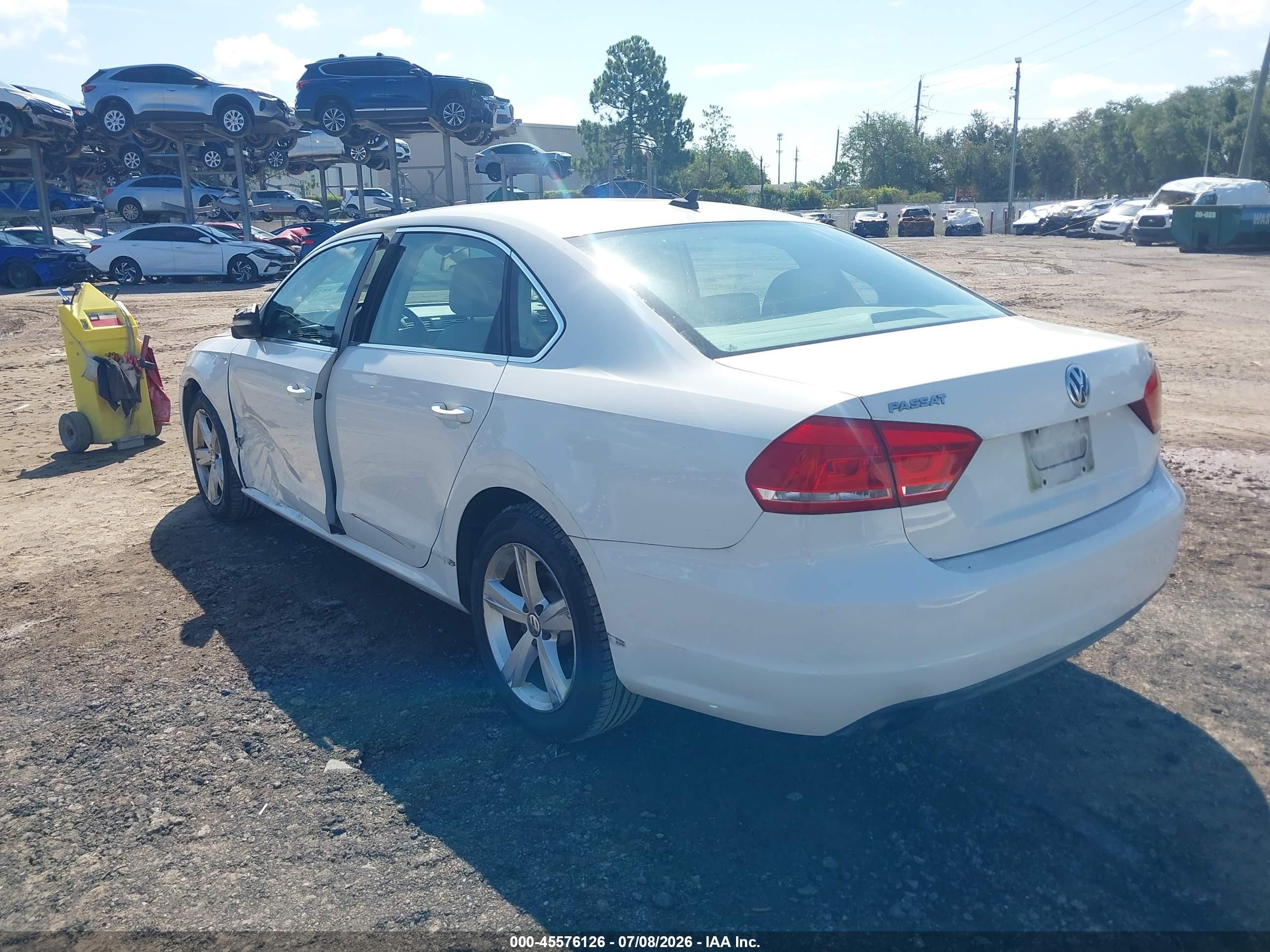 2014 Volkswagen Passat 1.8t Wolfsburg Edition White vin: 1VWAT7A3XEC038755