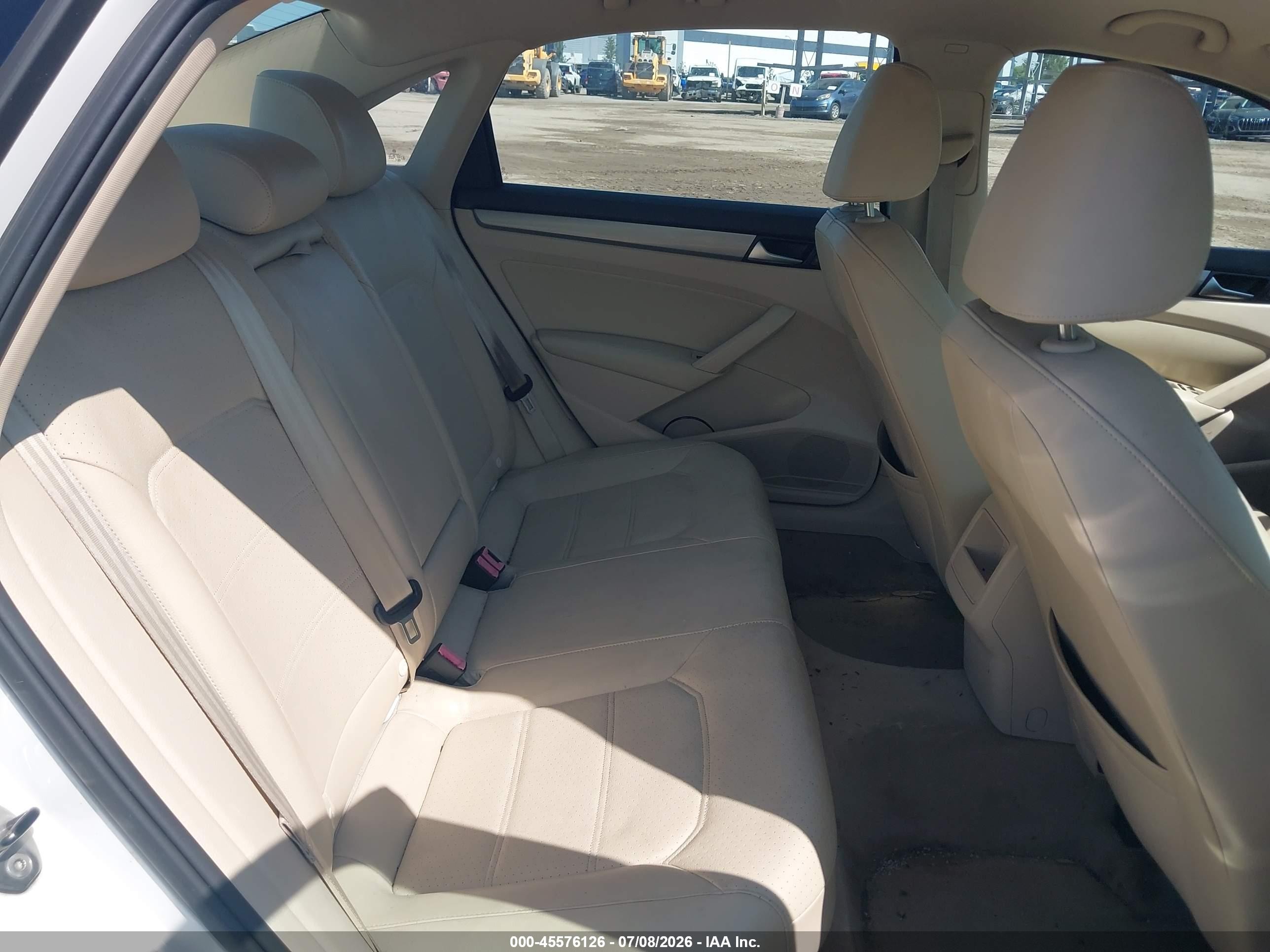 2014 Volkswagen Passat 1.8t Wolfsburg Edition White vin: 1VWAT7A3XEC038755