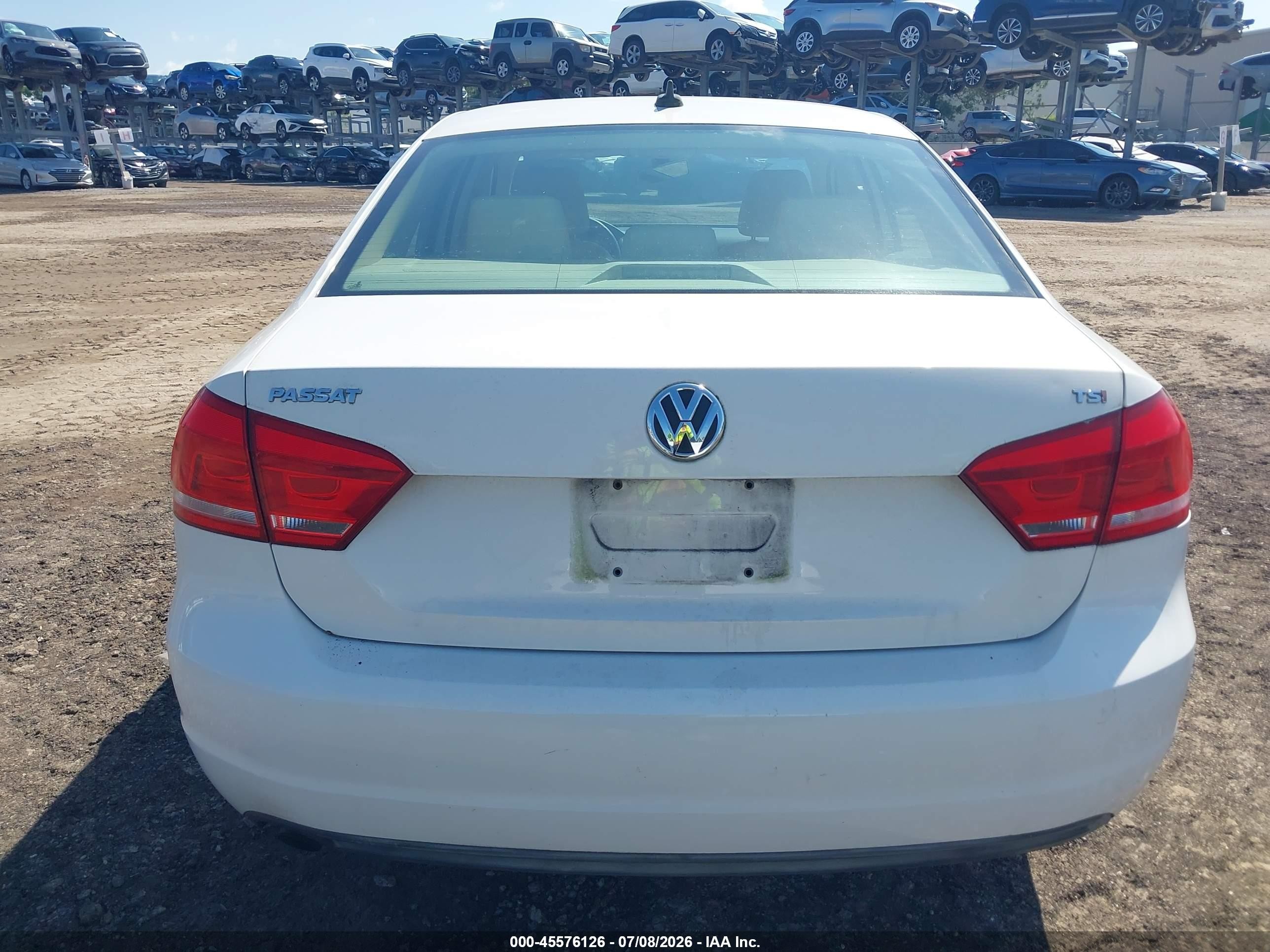 2014 Volkswagen Passat 1.8t Wolfsburg Edition White vin: 1VWAT7A3XEC038755