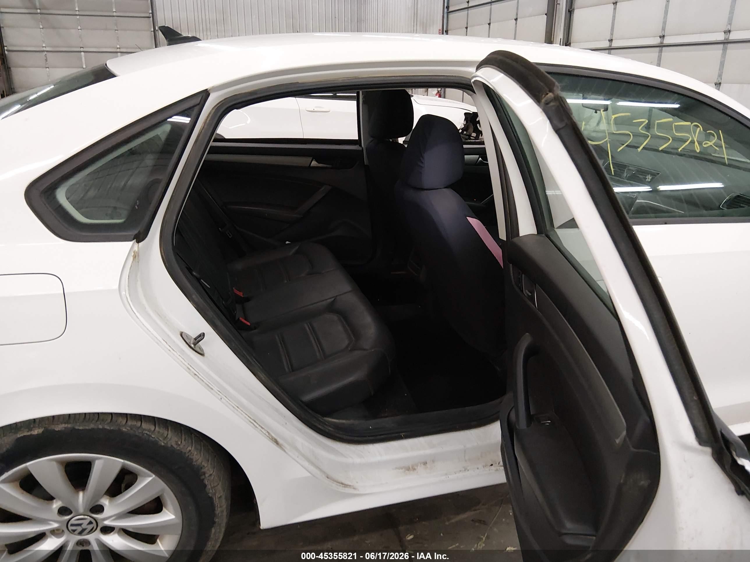 2014 Volkswagen Passat 1.8t Wolfsburg Edition White vin: 1VWAT7A3XEC086885