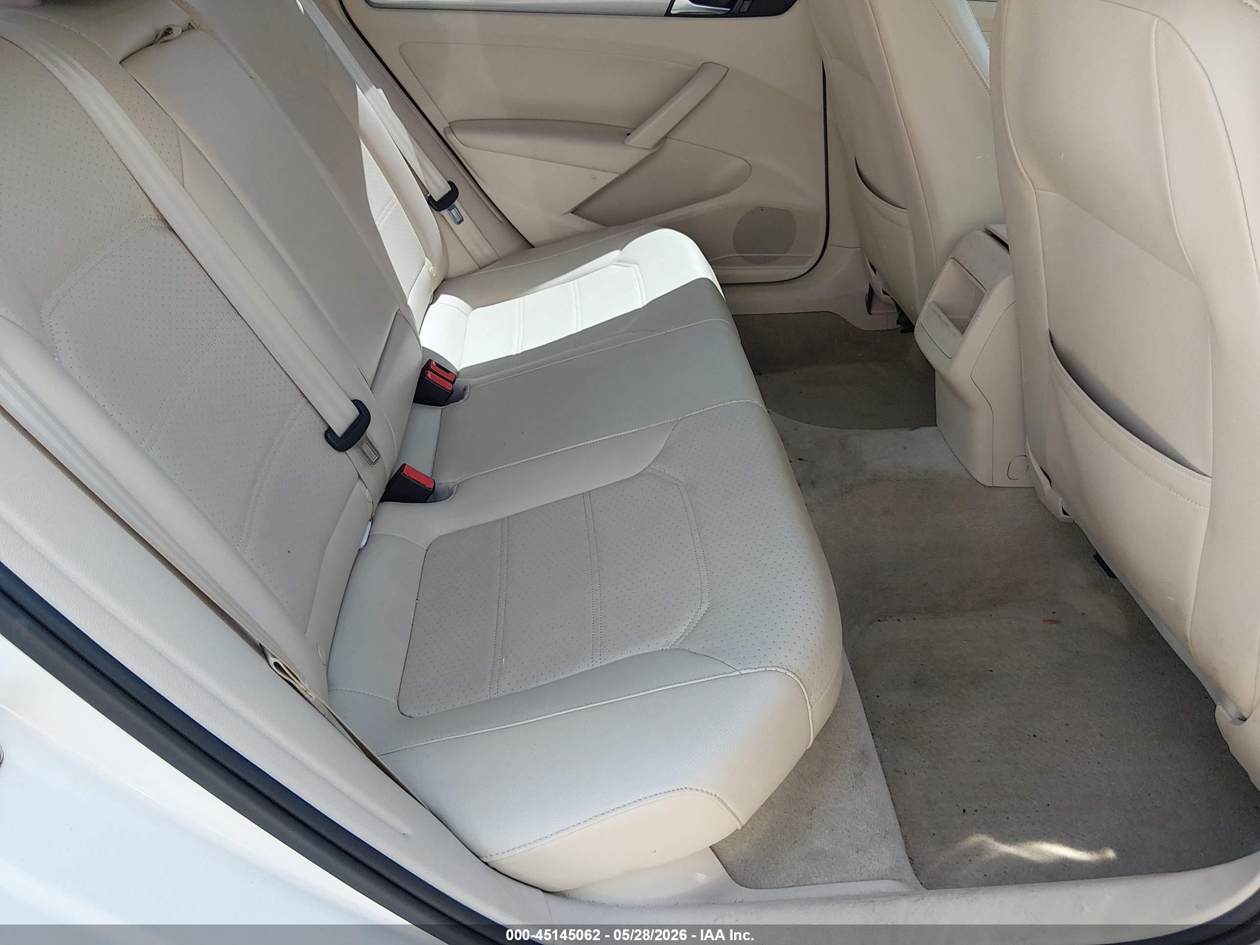 2014 Volkswagen Passat 1.8t Wolfsburg Edition White vin: 1VWAT7A3XEC120971