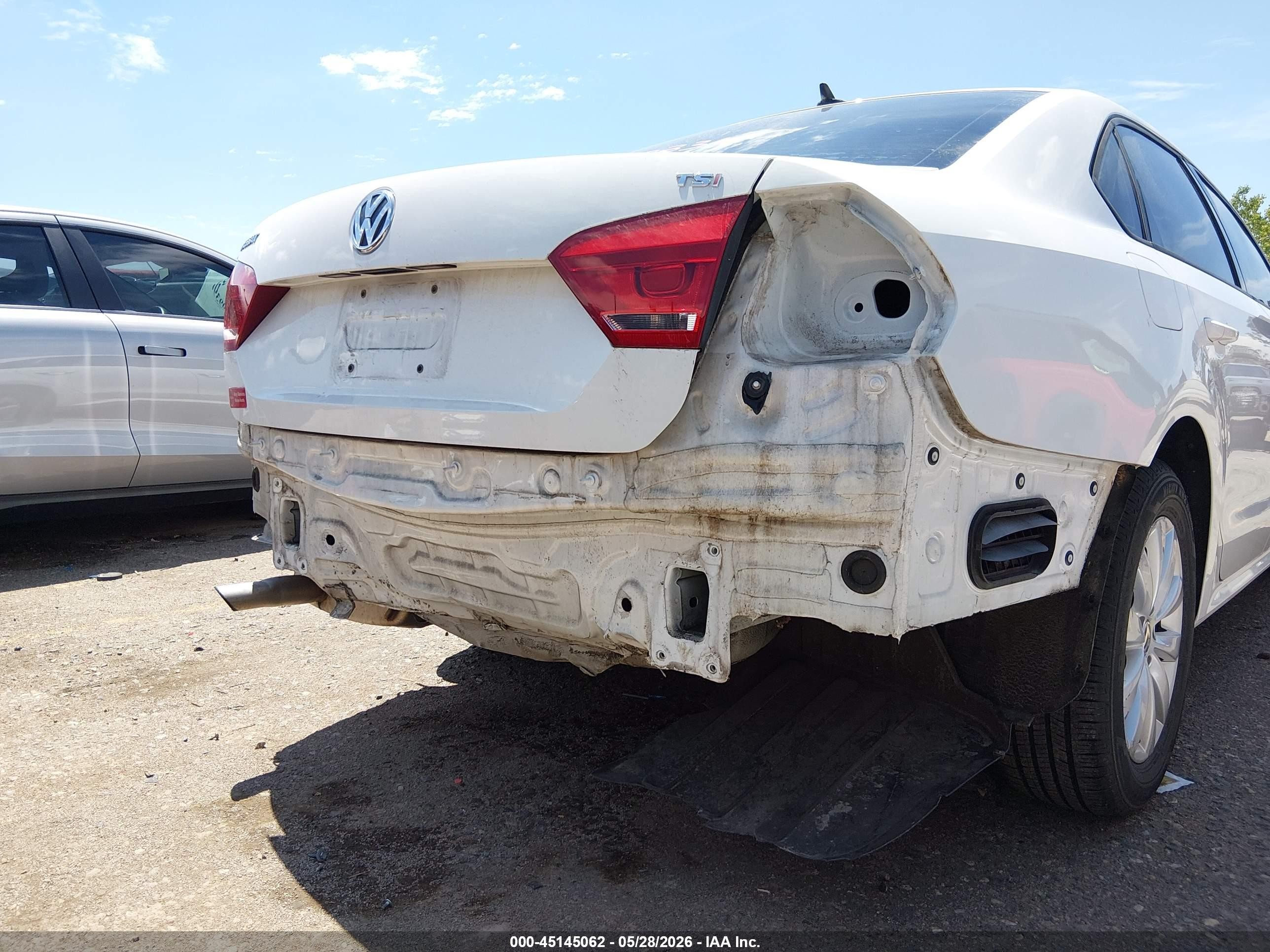 2014 Volkswagen Passat 1.8t Wolfsburg Edition White vin: 1VWAT7A3XEC120971