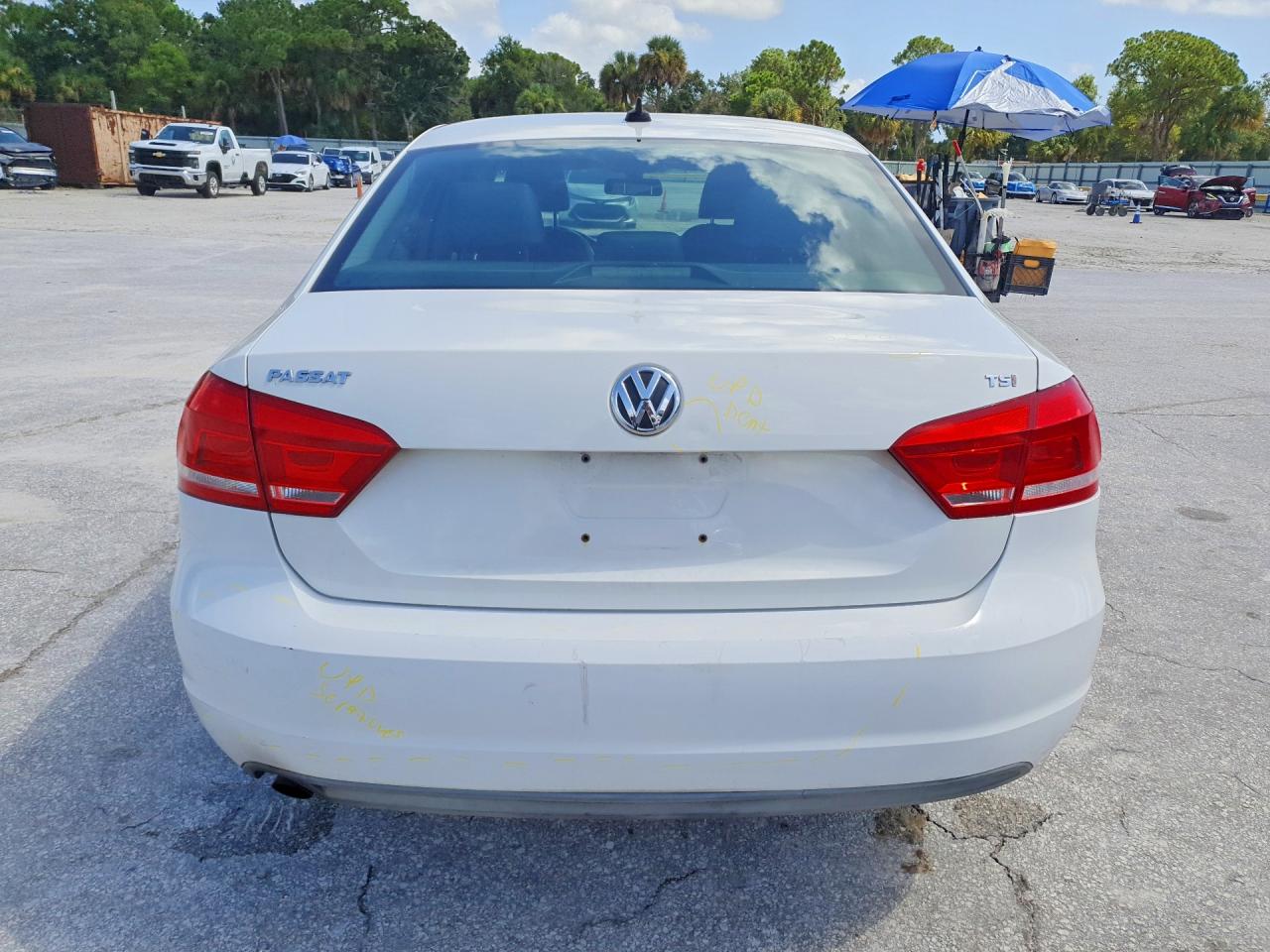 2015 Volkswagen Passat S Белый vin: 1VWAT7A3XFC005918