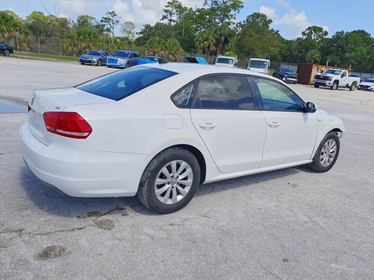 2015 Volkswagen Passat S Белый vin: 1VWAT7A3XFC005918