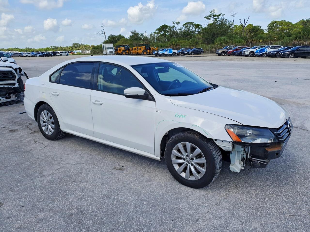 2015 Volkswagen Passat S Белый vin: 1VWAT7A3XFC005918