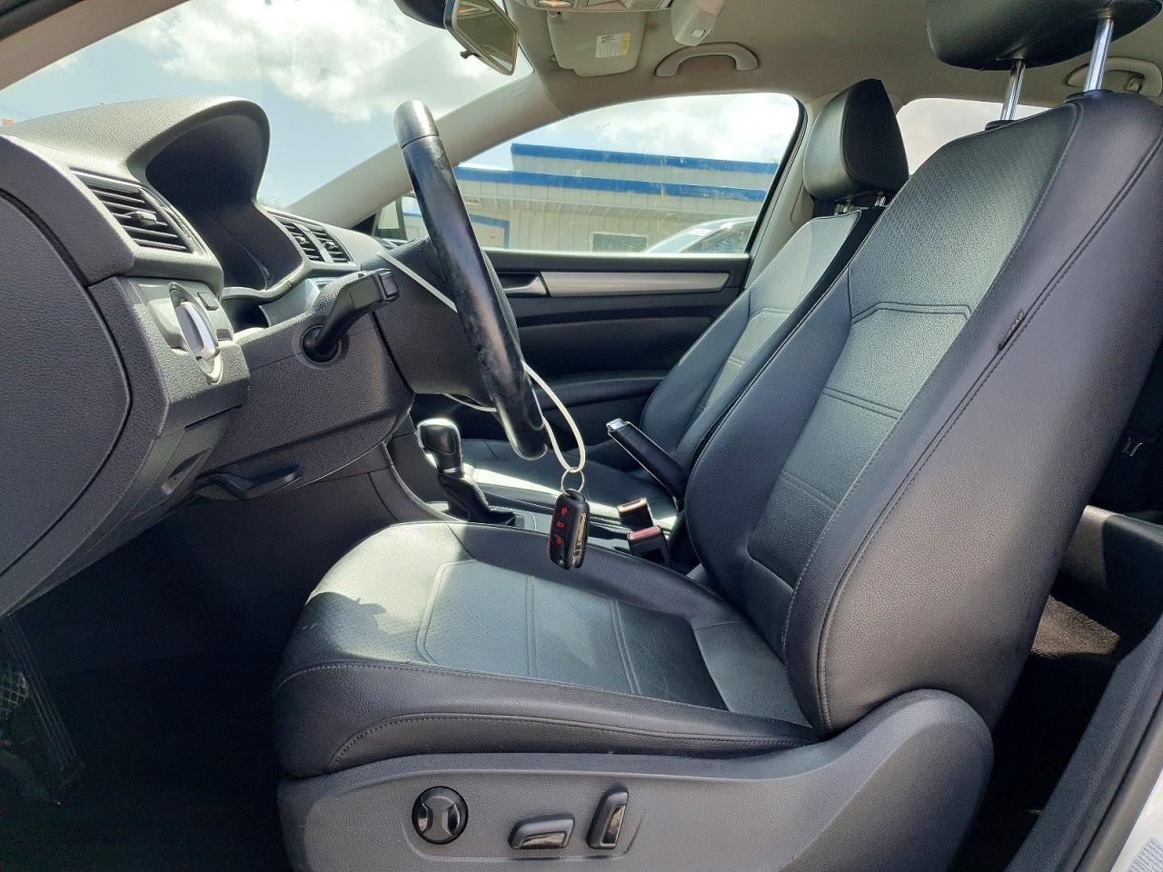 2015 Volkswagen Passat S Белый vin: 1VWAT7A3XFC005918
