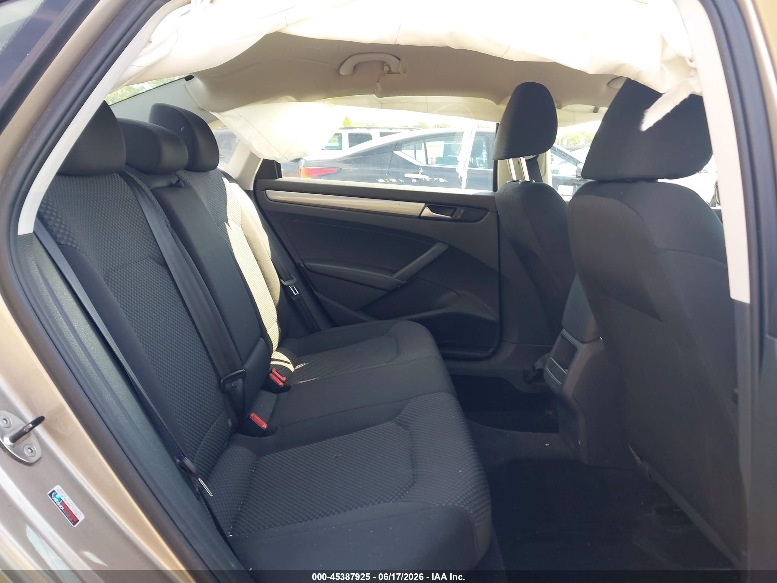 2015 Volkswagen Passat 1.8t S Beige vin: 1VWAT7A3XFC007216