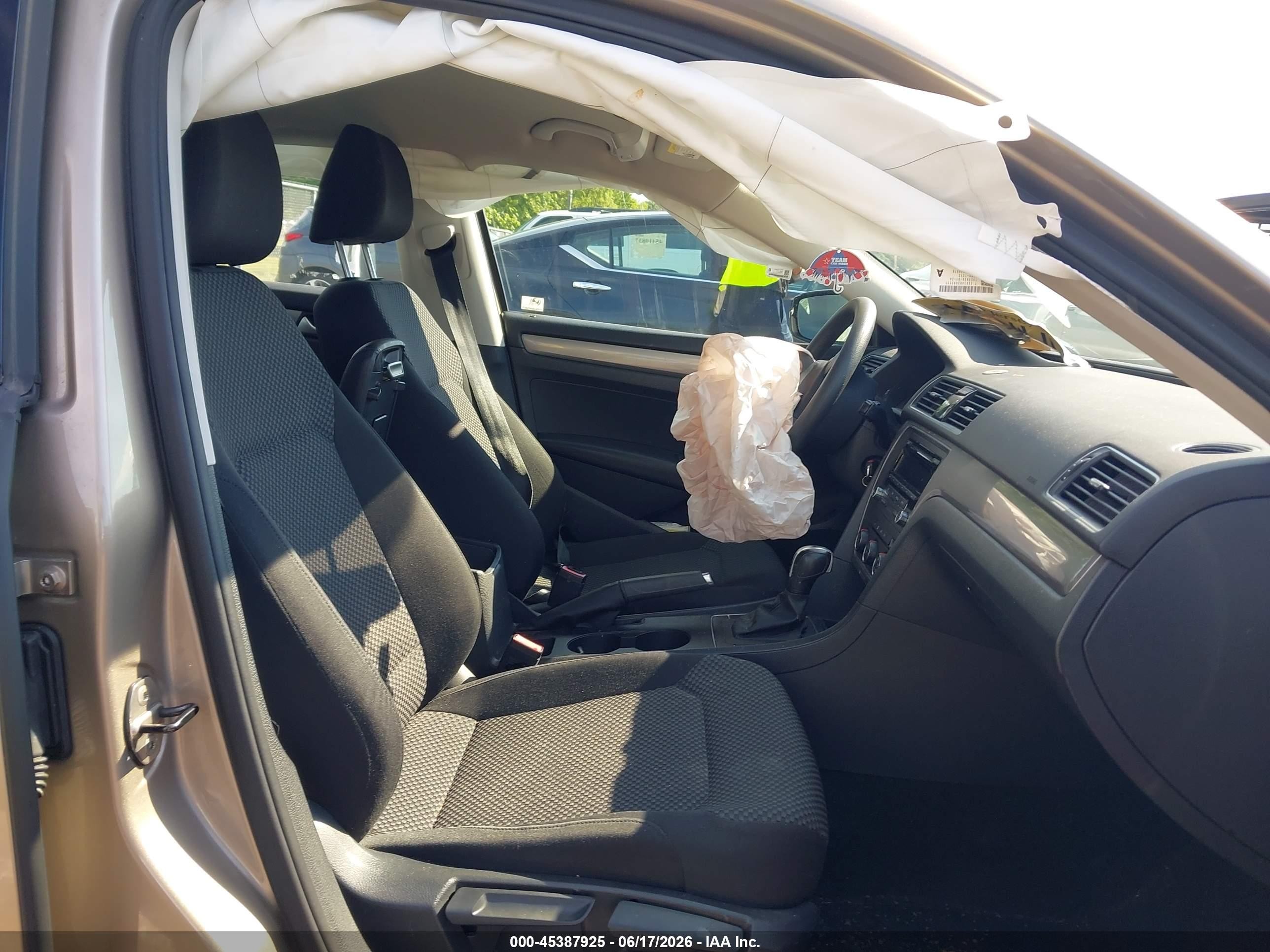 2015 Volkswagen Passat 1.8t S Beige vin: 1VWAT7A3XFC007216