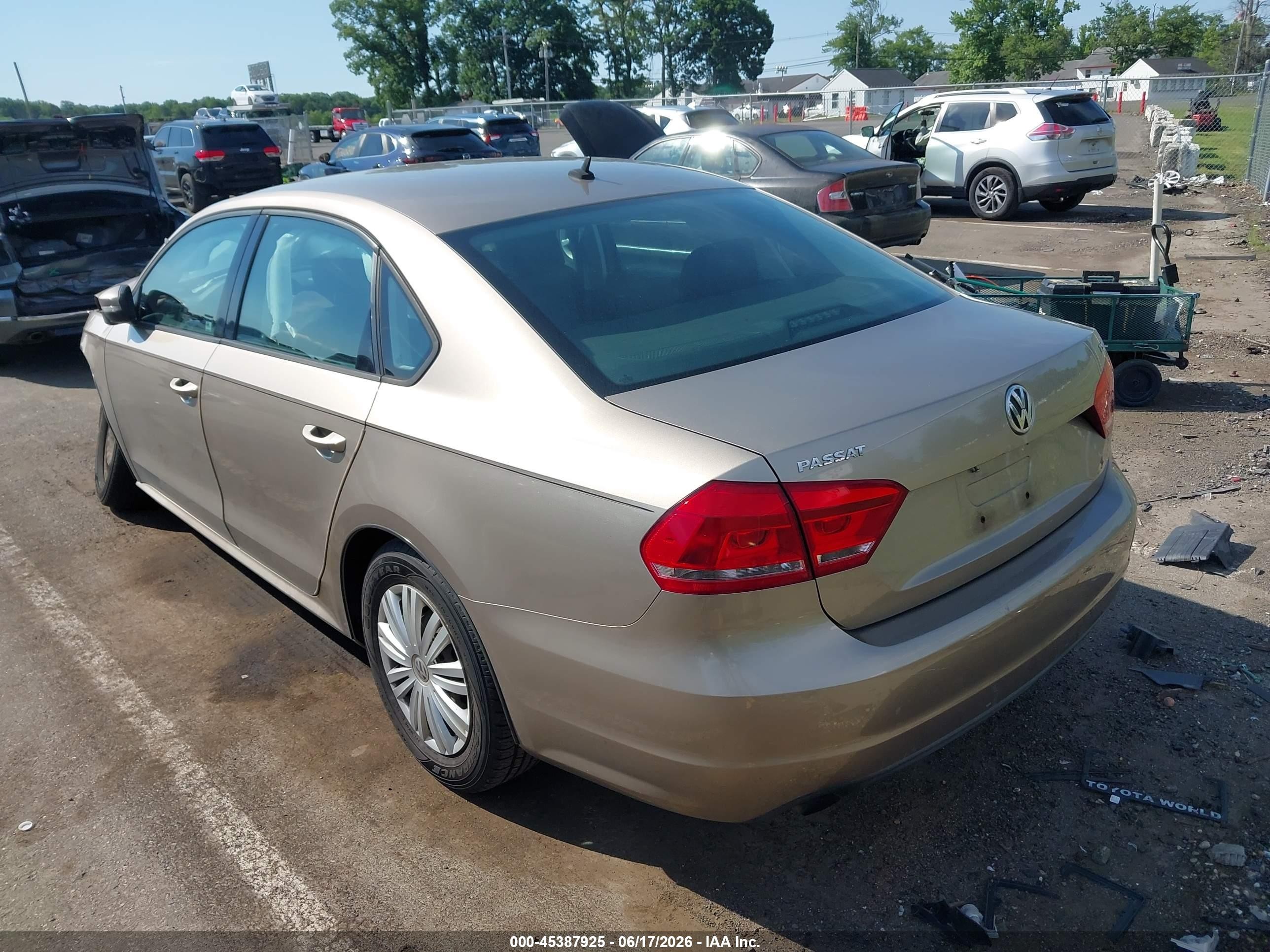 2015 Volkswagen Passat 1.8t S Beige vin: 1VWAT7A3XFC007216