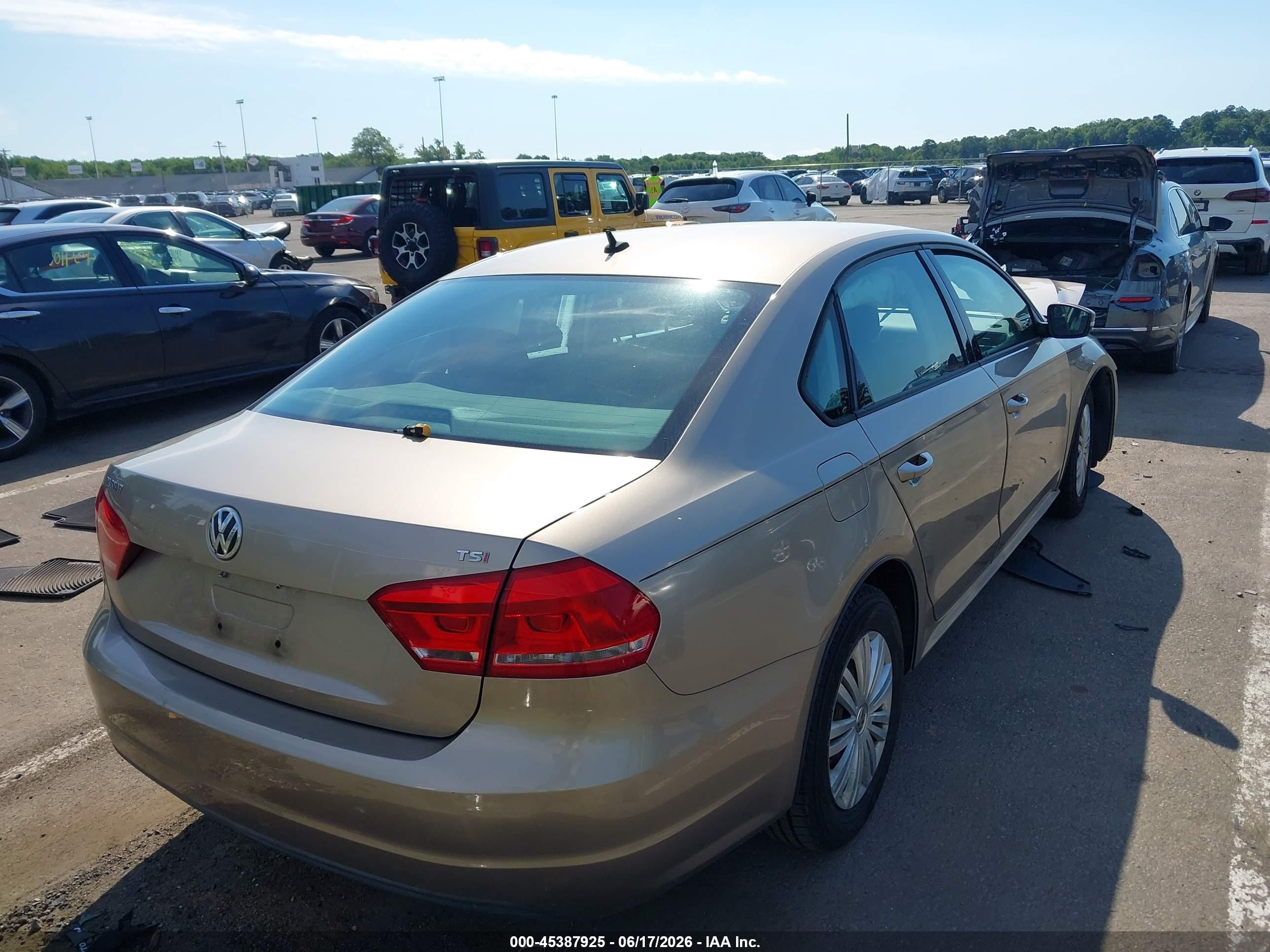 2015 Volkswagen Passat 1.8t S Beige vin: 1VWAT7A3XFC007216