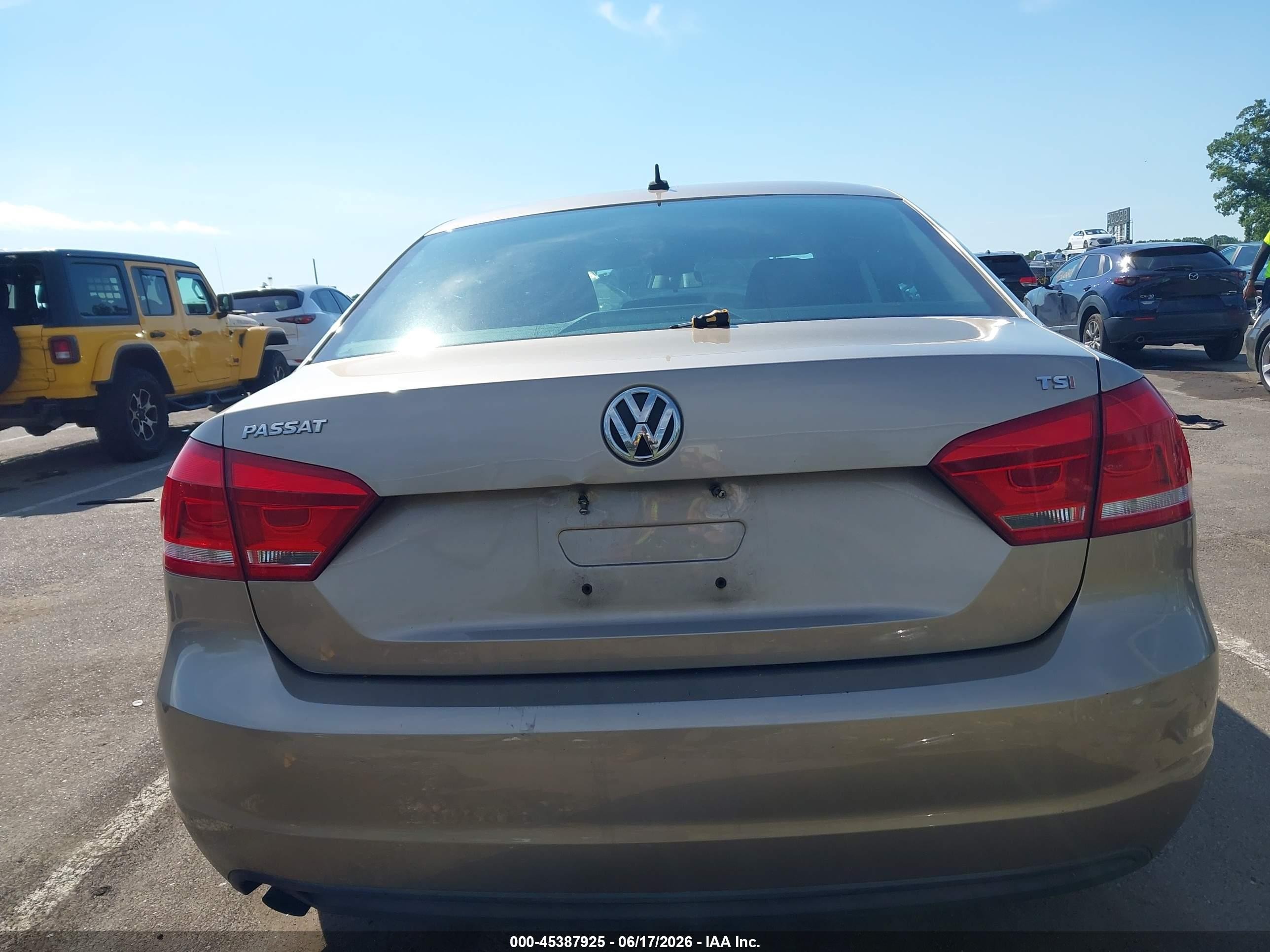 2015 Volkswagen Passat 1.8t S Beige vin: 1VWAT7A3XFC007216