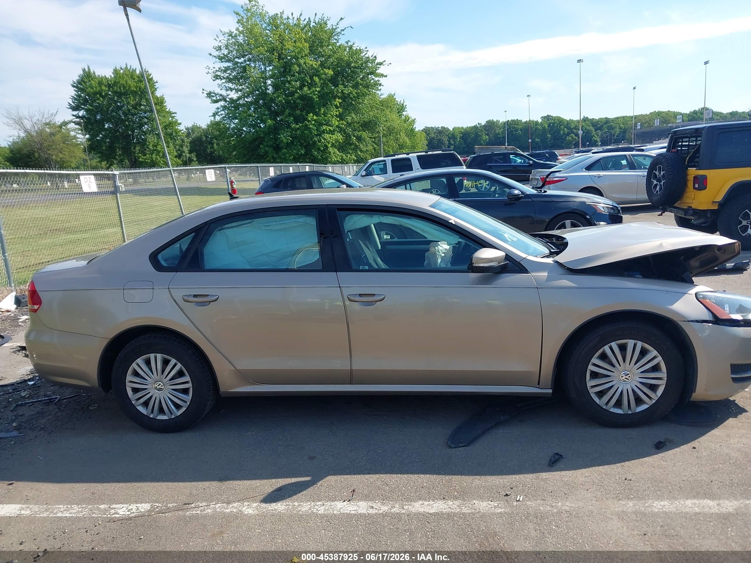 2015 Volkswagen Passat 1.8t S Beige vin: 1VWAT7A3XFC007216