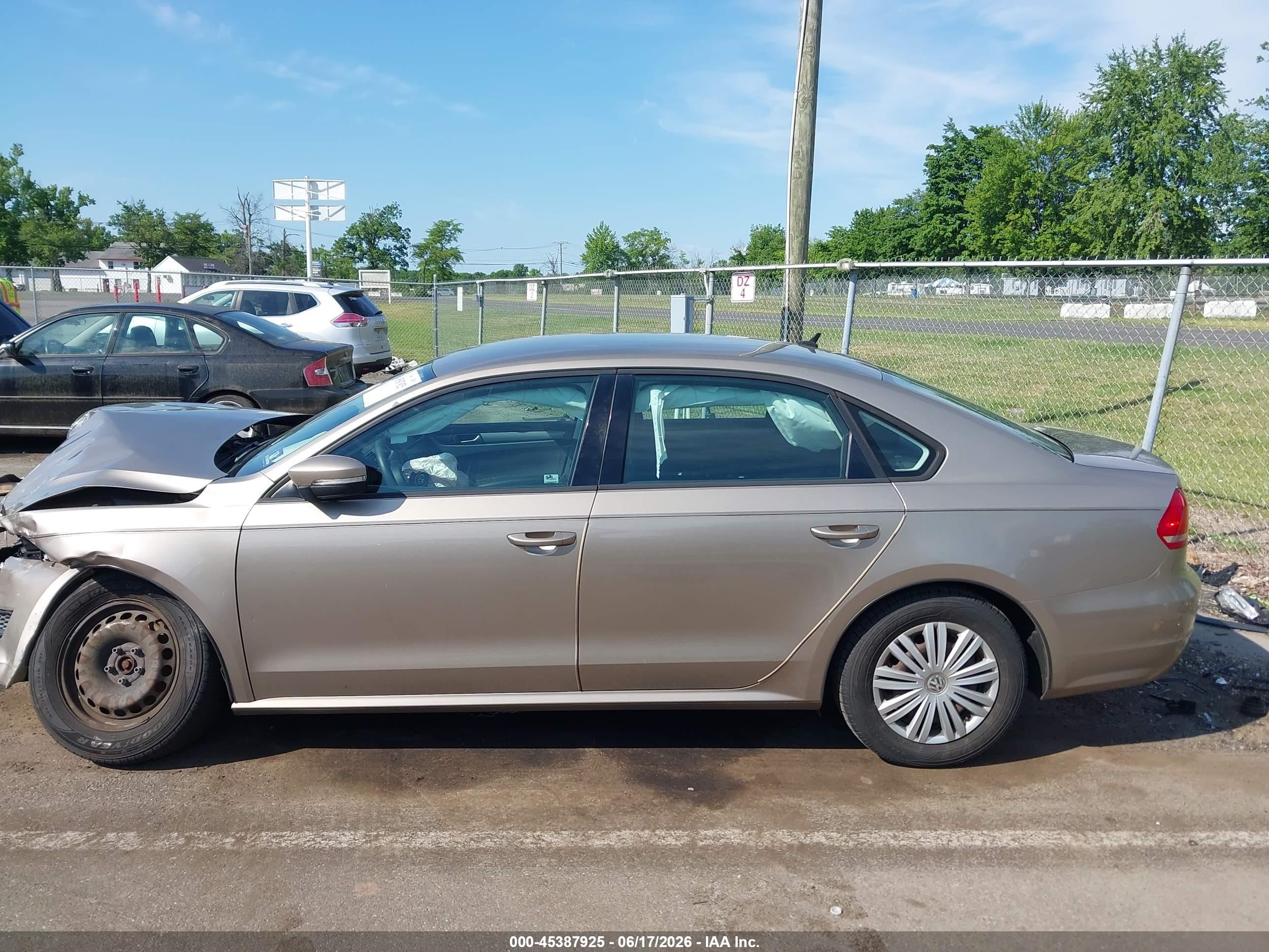 2015 Volkswagen Passat 1.8t S Beige vin: 1VWAT7A3XFC007216