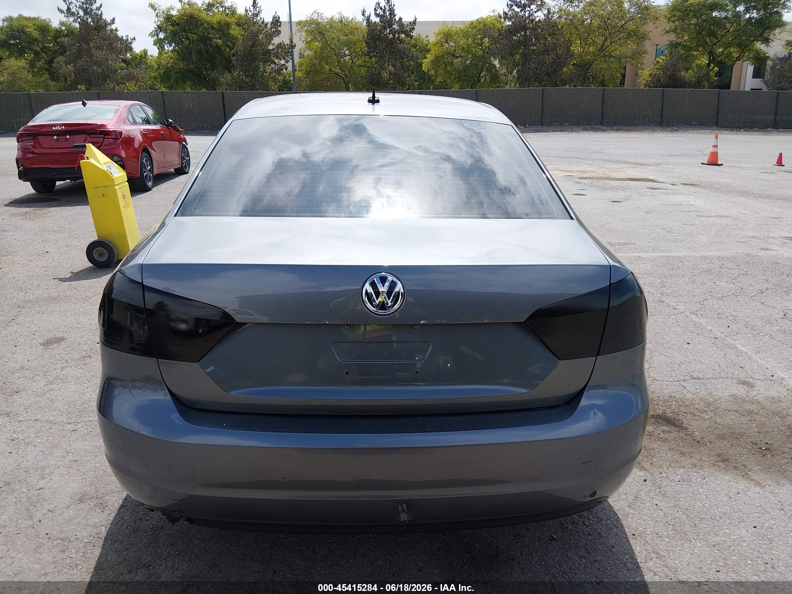 2015 Volkswagen Passat 1.8t S Gray vin: 1VWAT7A3XFC026963