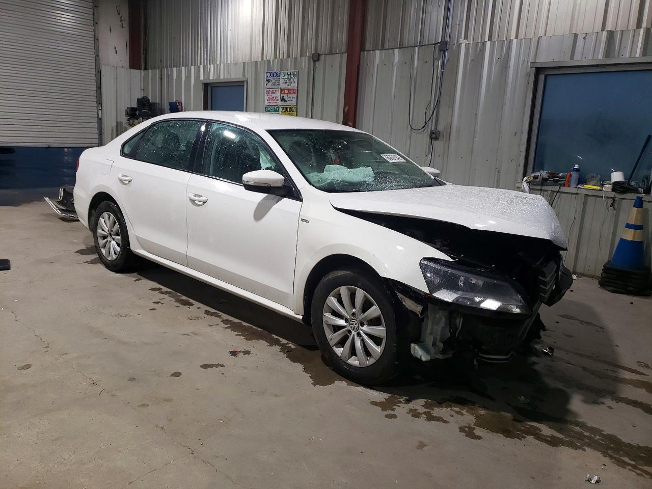 2015 Volkswagen Passat S White vin: 1VWAT7A3XFC030026
