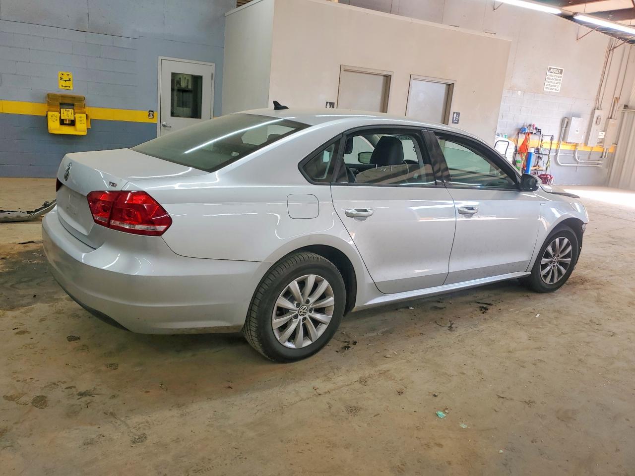 2015 Volkswagen Passat S Silver vin: 1VWAT7A3XFC038546