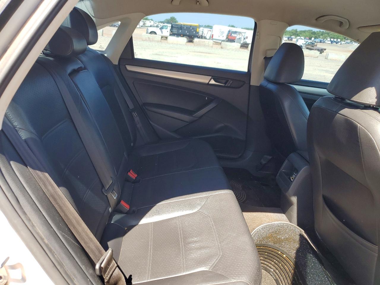 2015 Volkswagen Passat Silver vin: 1VWAT7A3XFC066623