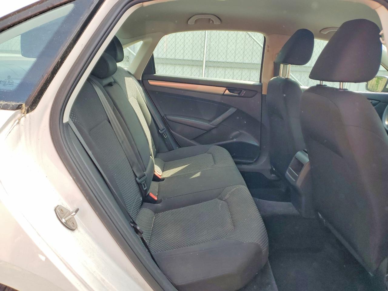 2015 Volkswagen Passat S White vin: 1VWAT7A3XFC075547