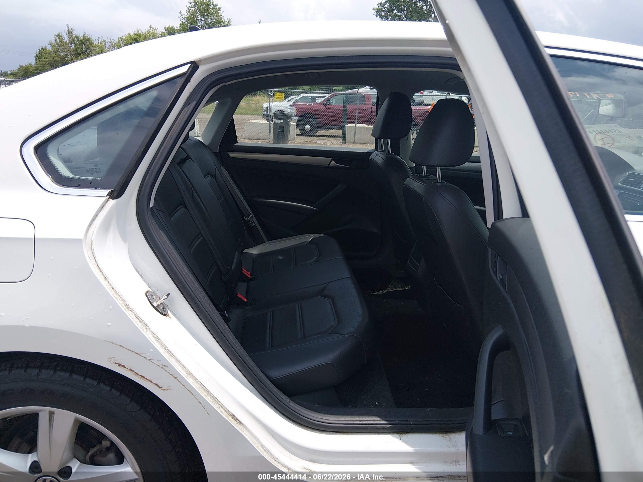 2015 Volkswagen Passat 1.8t Limited Edition White vin: 1VWAT7A3XFC081817