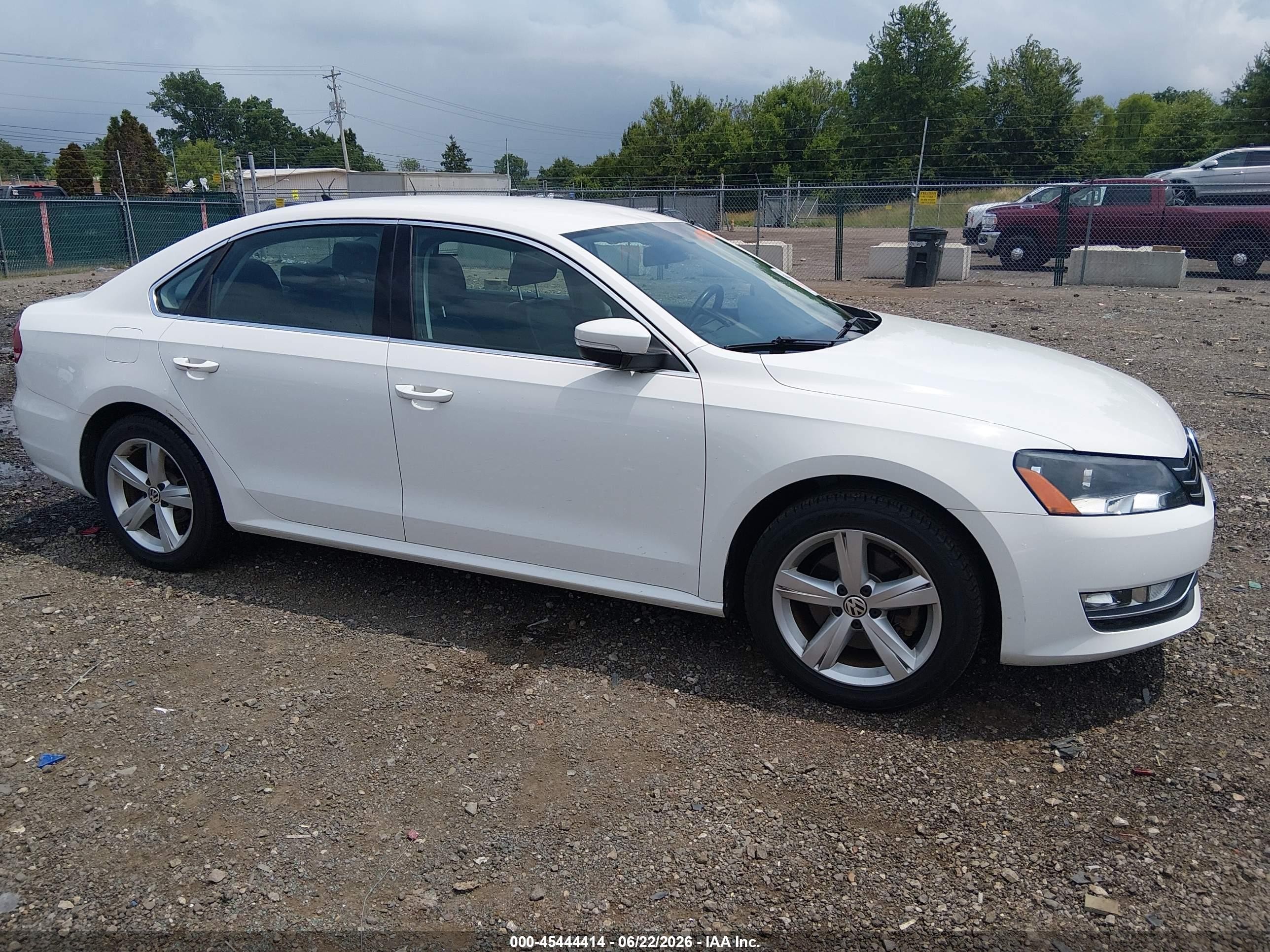 2015 Volkswagen Passat 1.8t Limited Edition White vin: 1VWAT7A3XFC081817