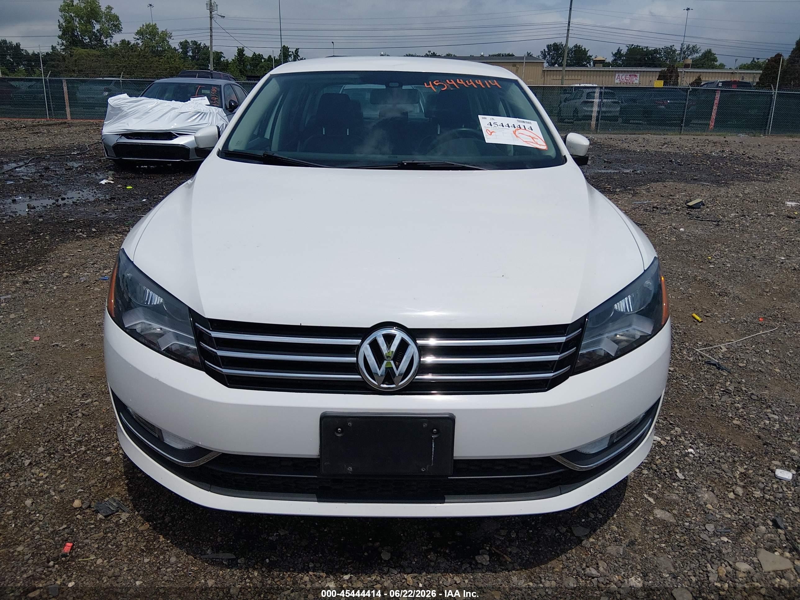 2015 Volkswagen Passat 1.8t Limited Edition White vin: 1VWAT7A3XFC081817