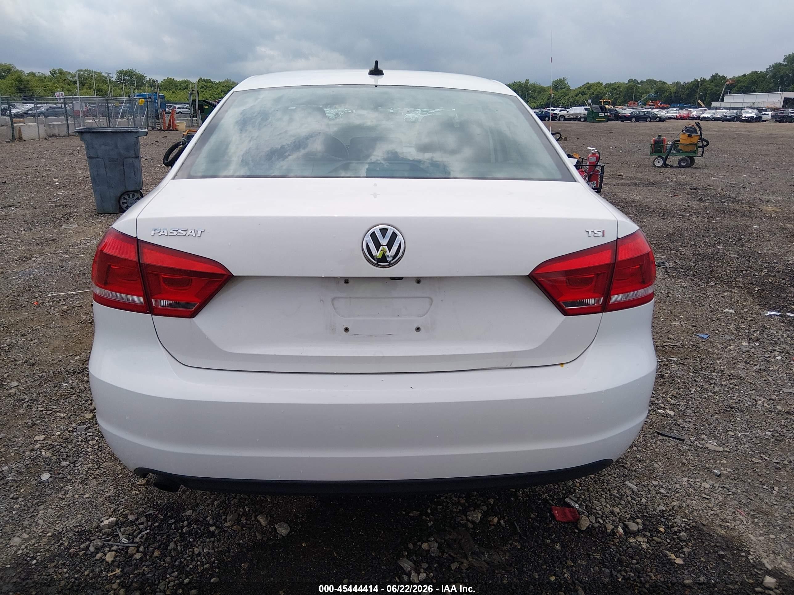 2015 Volkswagen Passat 1.8t Limited Edition White vin: 1VWAT7A3XFC081817