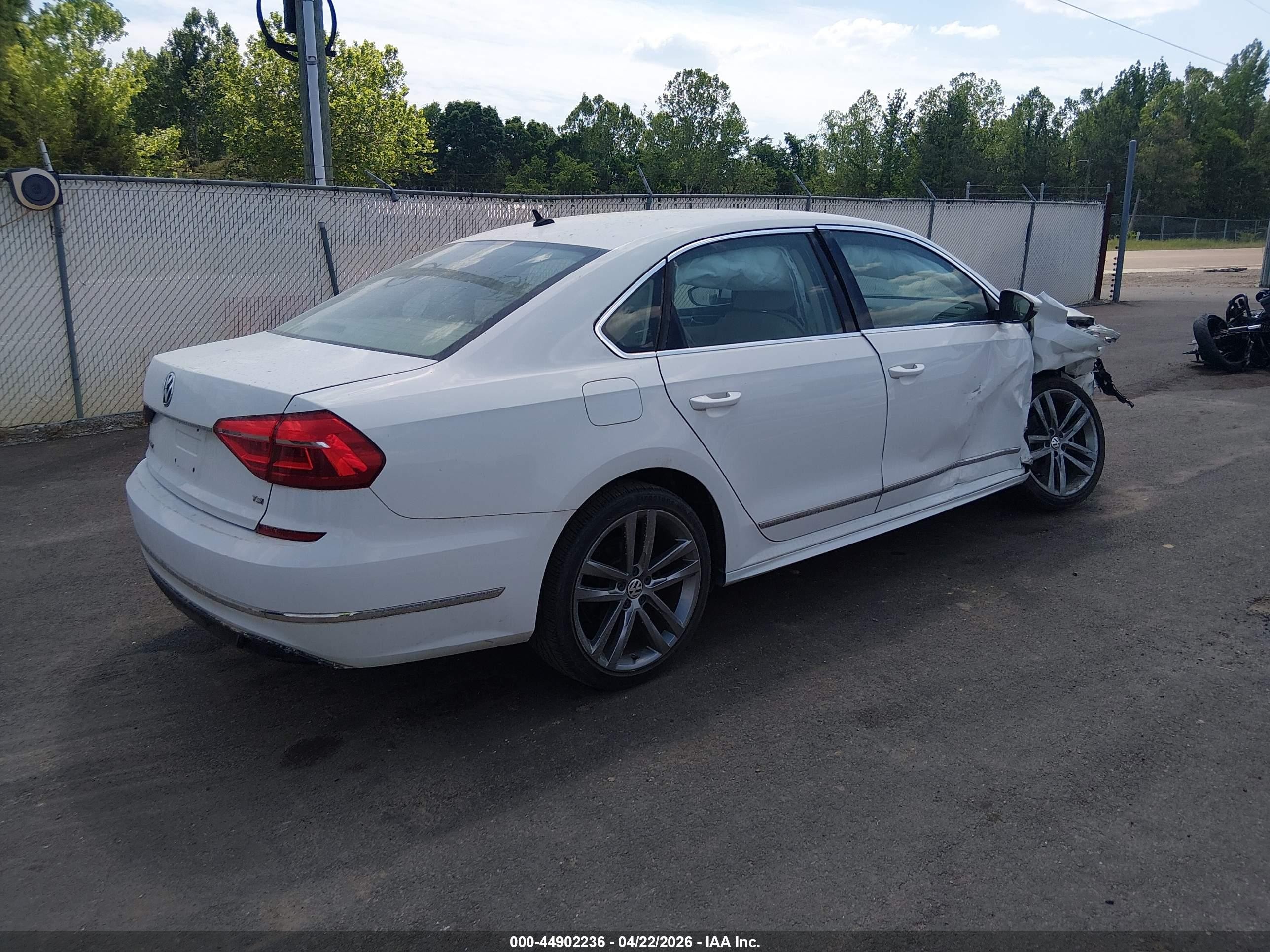 2016 Volkswagen Passat 1.8t R-line White vin: 1VWAT7A3XGC065456