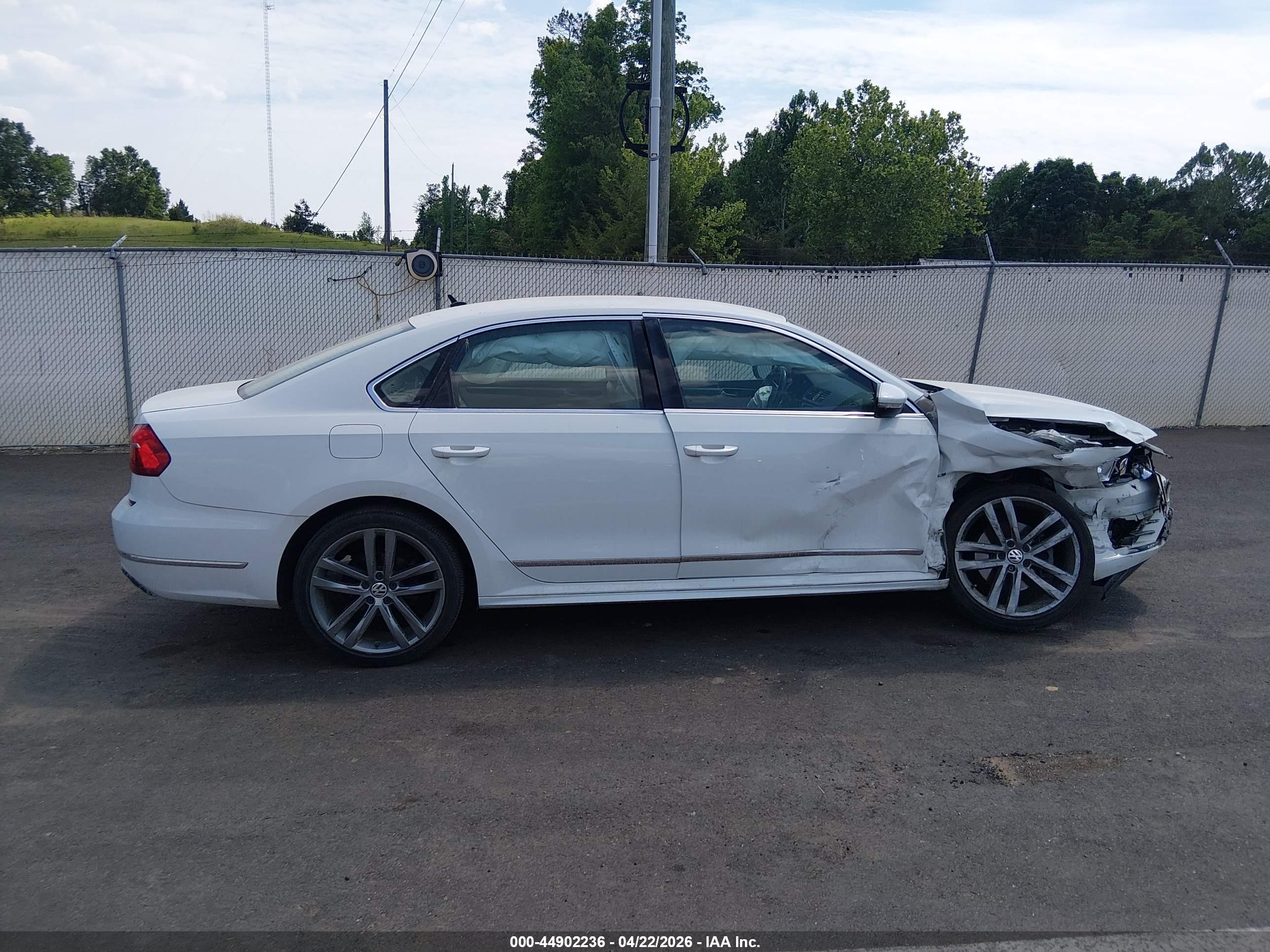 2016 Volkswagen Passat 1.8t R-line White vin: 1VWAT7A3XGC065456
