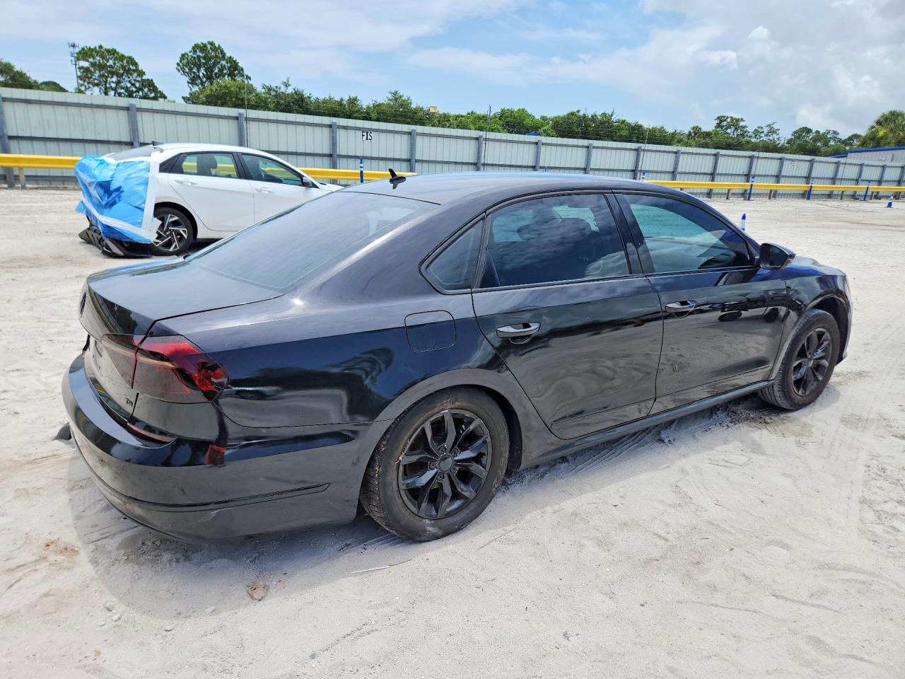 2017 Volkswagen Passat S Черный vin: 1VWAT7A3XHC013326