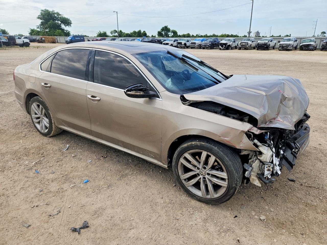 2018 Volkswagen Passat Se Золотой vin: 1VWBA7A35JC002136