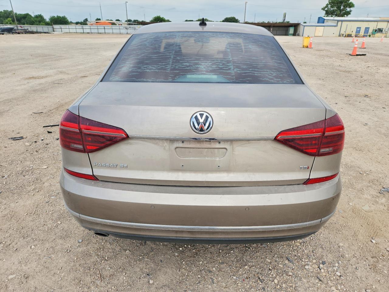 2018 Volkswagen Passat Se Золотой vin: 1VWBA7A35JC002136