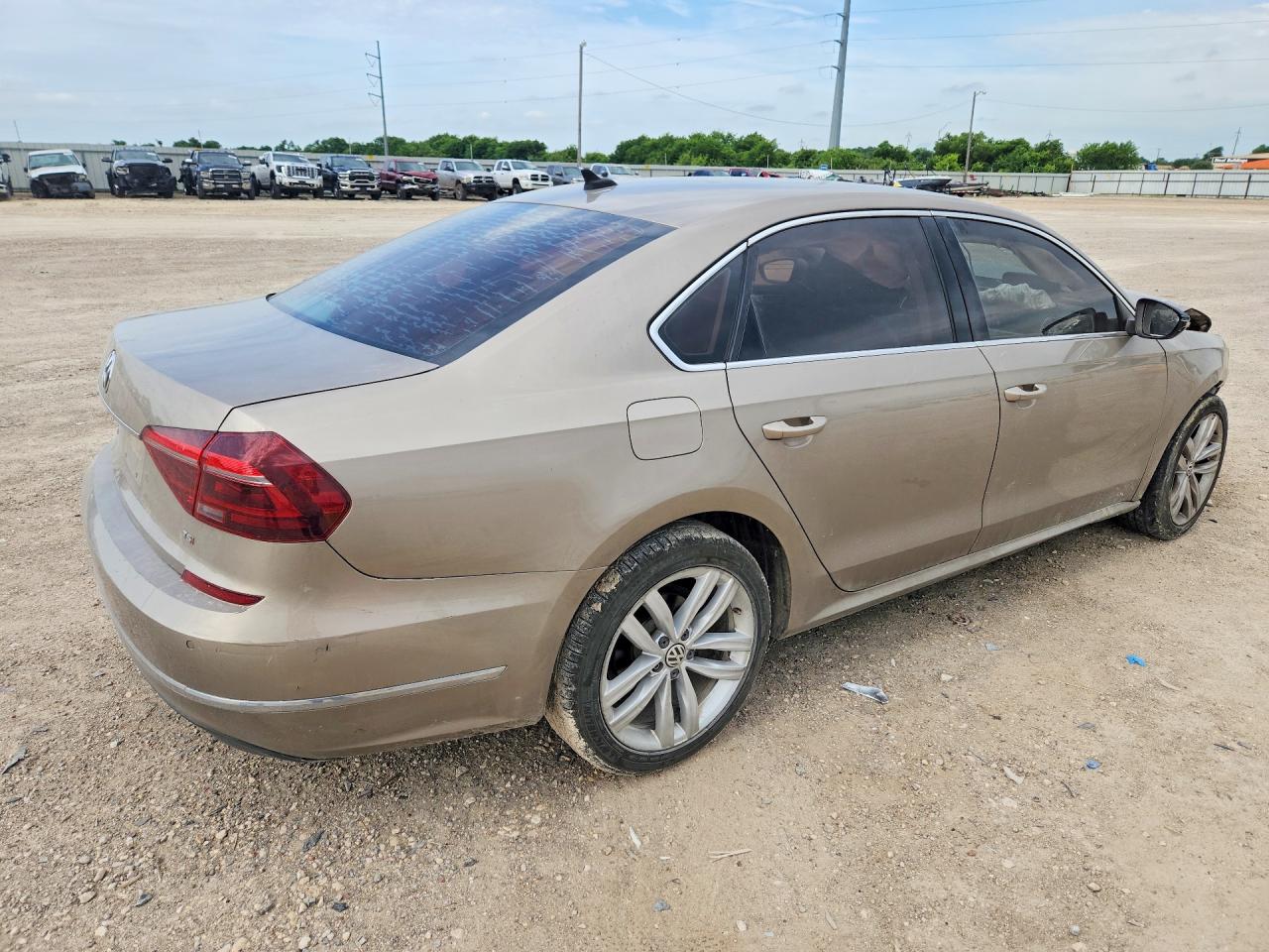 2018 Volkswagen Passat Se Золотой vin: 1VWBA7A35JC002136
