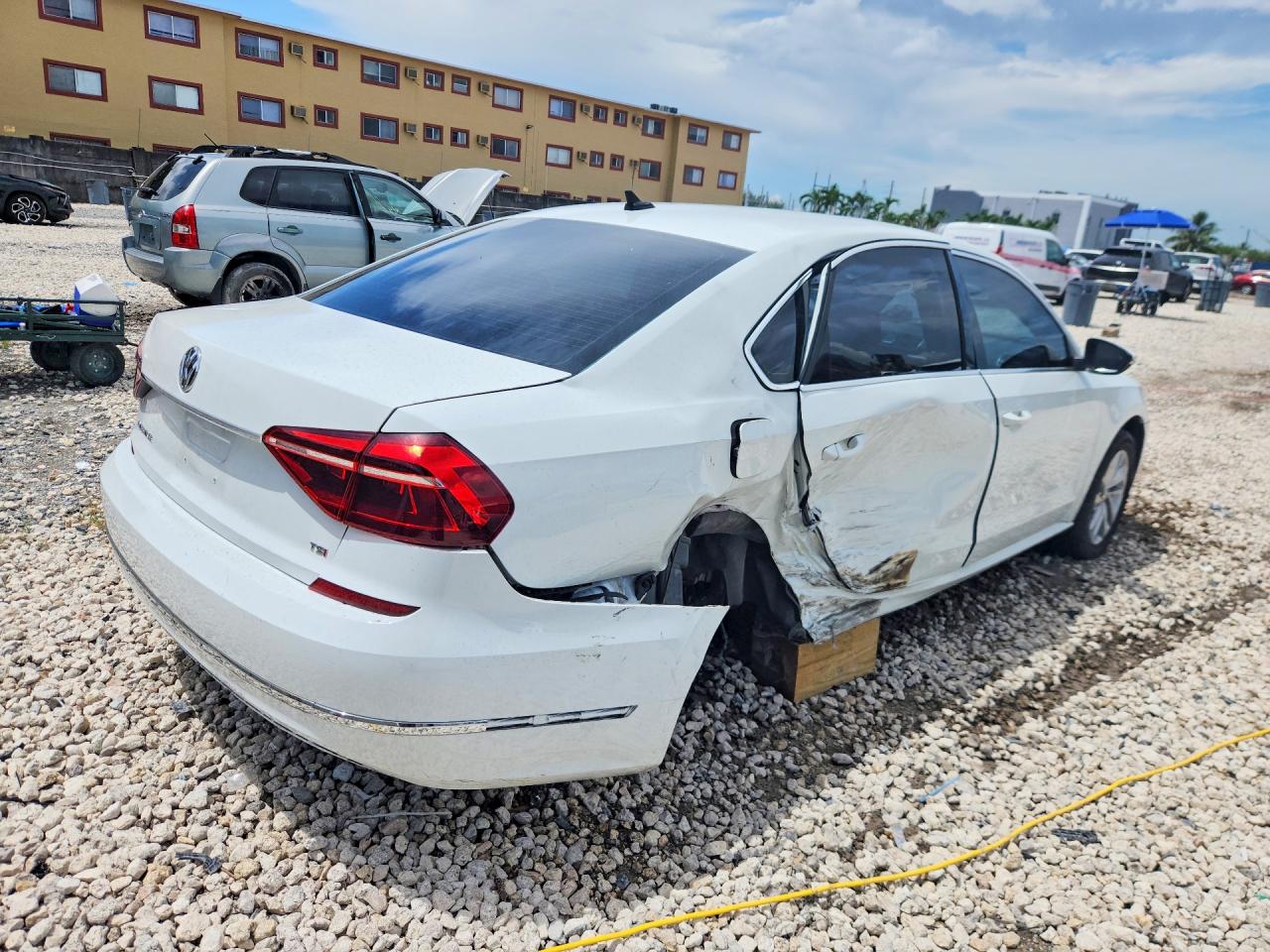 2018 Volkswagen Passat Se White vin: 1VWBA7A35JC021219