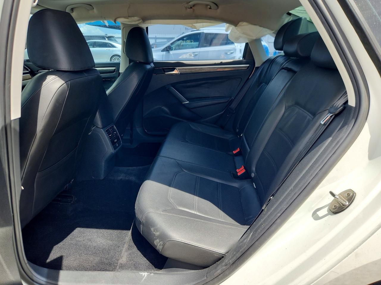 2018 Volkswagen Passat Se White vin: 1VWBA7A35JC021219