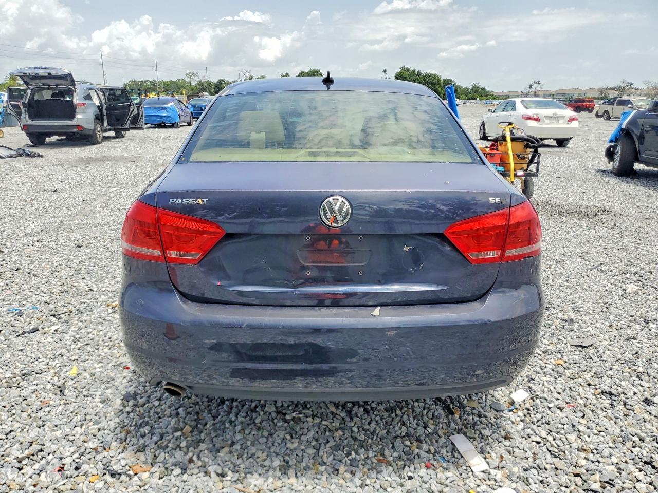 2013 Volkswagen Passat Se Blue vin: 1VWBH7A31DC019516