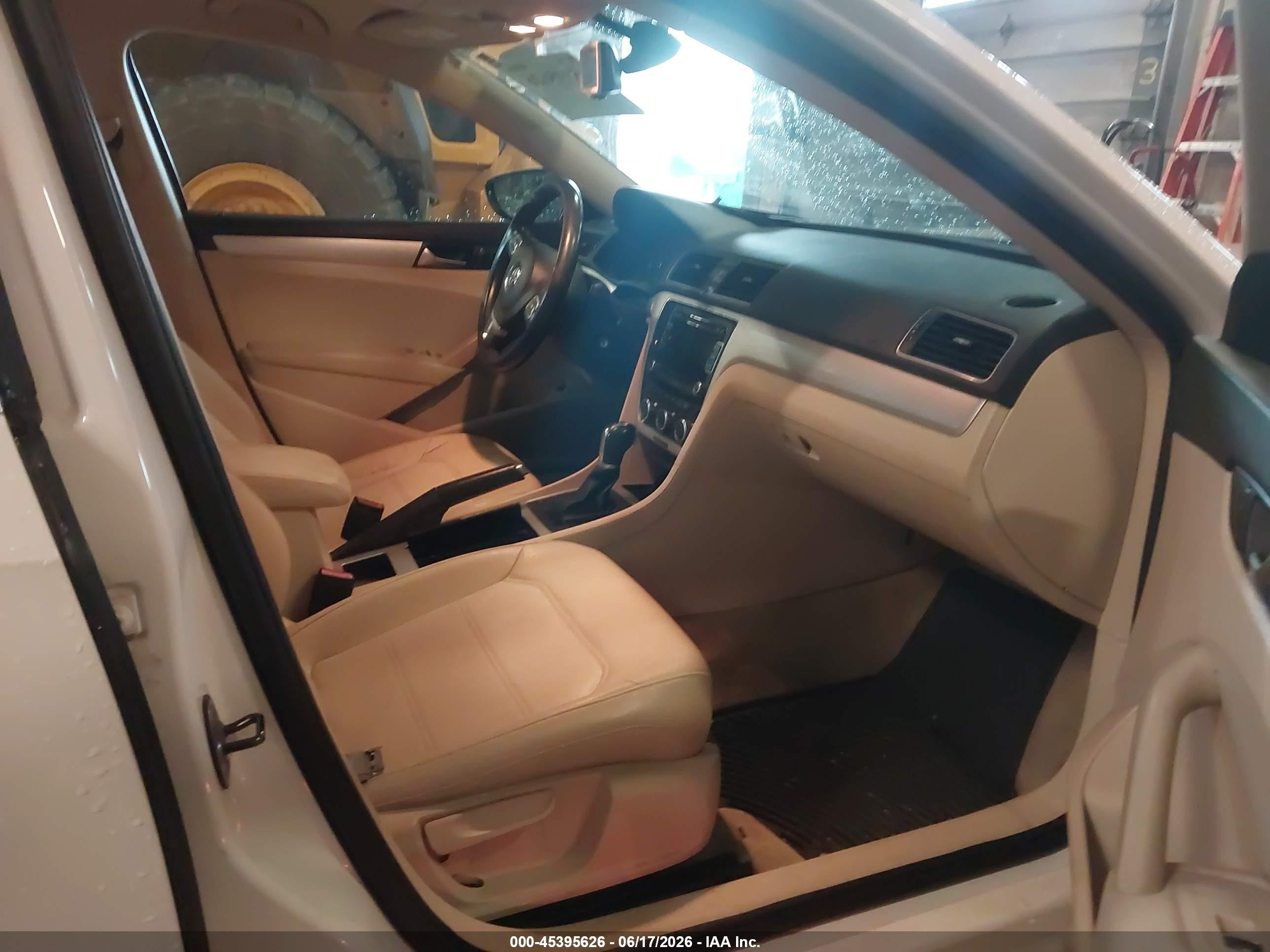 2012 Volkswagen Passat 2.5l Se White vin: 1VWBH7A32CC049946