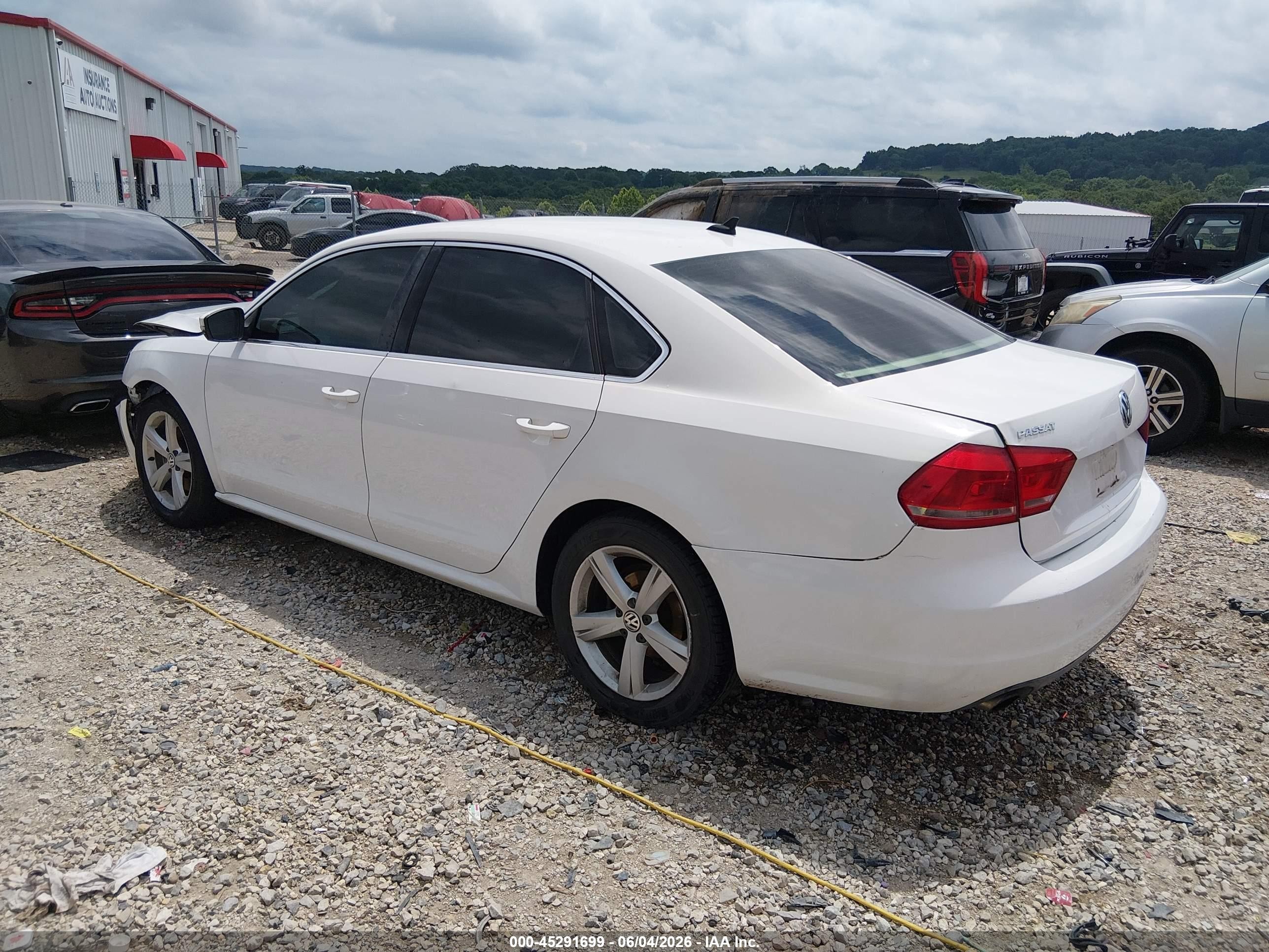 2013 Volkswagen Passat 2.5l Se White vin: 1VWBH7A32DC107104